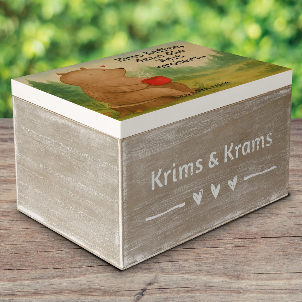 Holzkiste Bär Kaffee Design Erinnerungskiste, Aufbewahrungsbox, Dekokiste, Truhe, XXL, Erinnerungsbox, Geschenkbox, Schatzkiste, Holzkiste, Schatulle, Geschenkdose, Kiste, Bär, Teddy, Teddybär, guten Morgen, Welt erobern, Morgenroutine, Welt retten, Motivation, Bären, Coffee, Kaffee
