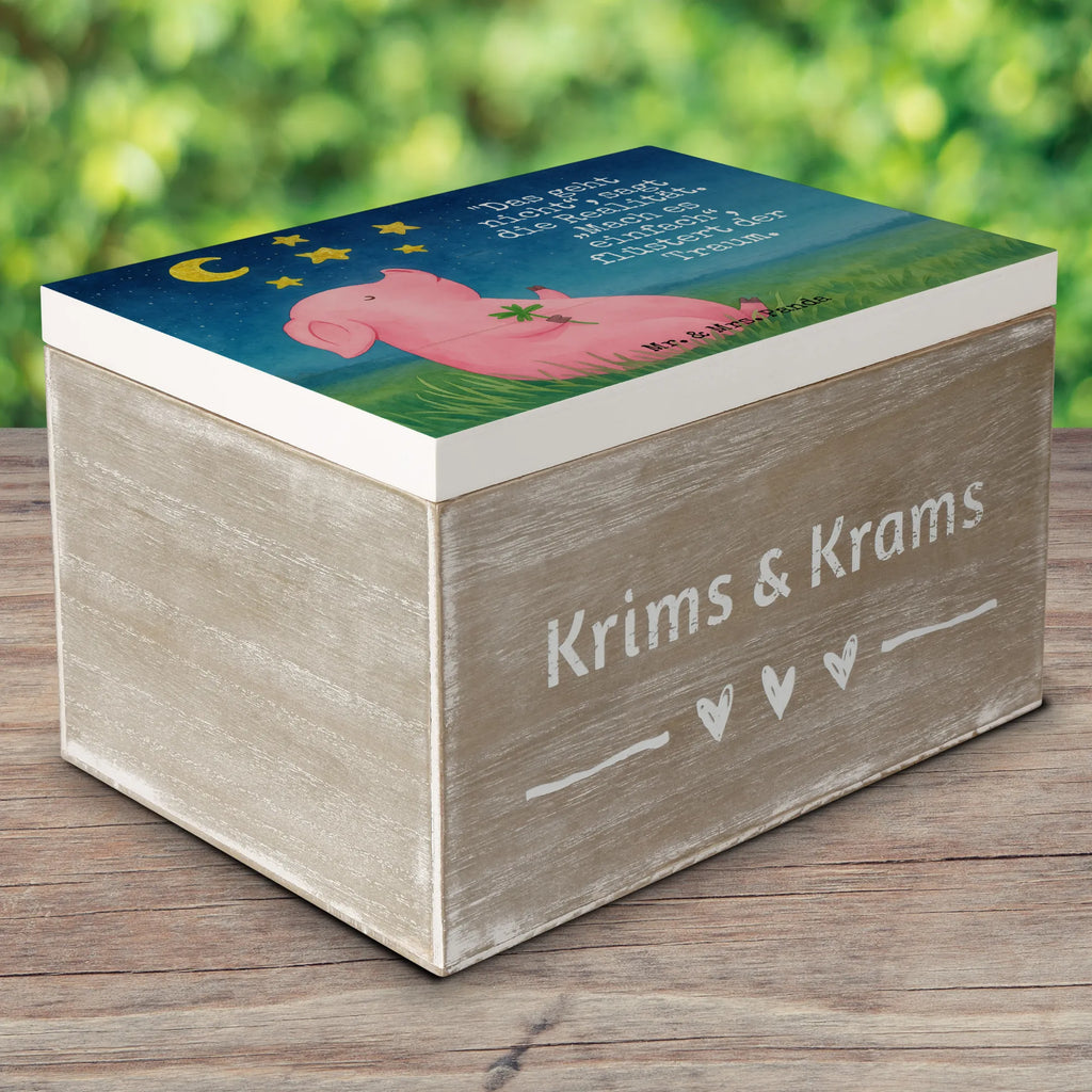 Holzkiste Schwein Glück Design Erinnerungsbox, Holzkiste, Schatzkiste, Schatulle, Geschenkbox, Kiste, Dekokiste, Truhe, Geschenkdose, Erinnerungskiste, Aufbewahrungsbox, XXL, Tiermotive, Gute Laune, lustige Sprüche, Tiere, Motivation, Schwein, Glücksschwein. Glück, Glücksbringer, Schweinchen, Sterne, Ziele, Träume, Sernchen