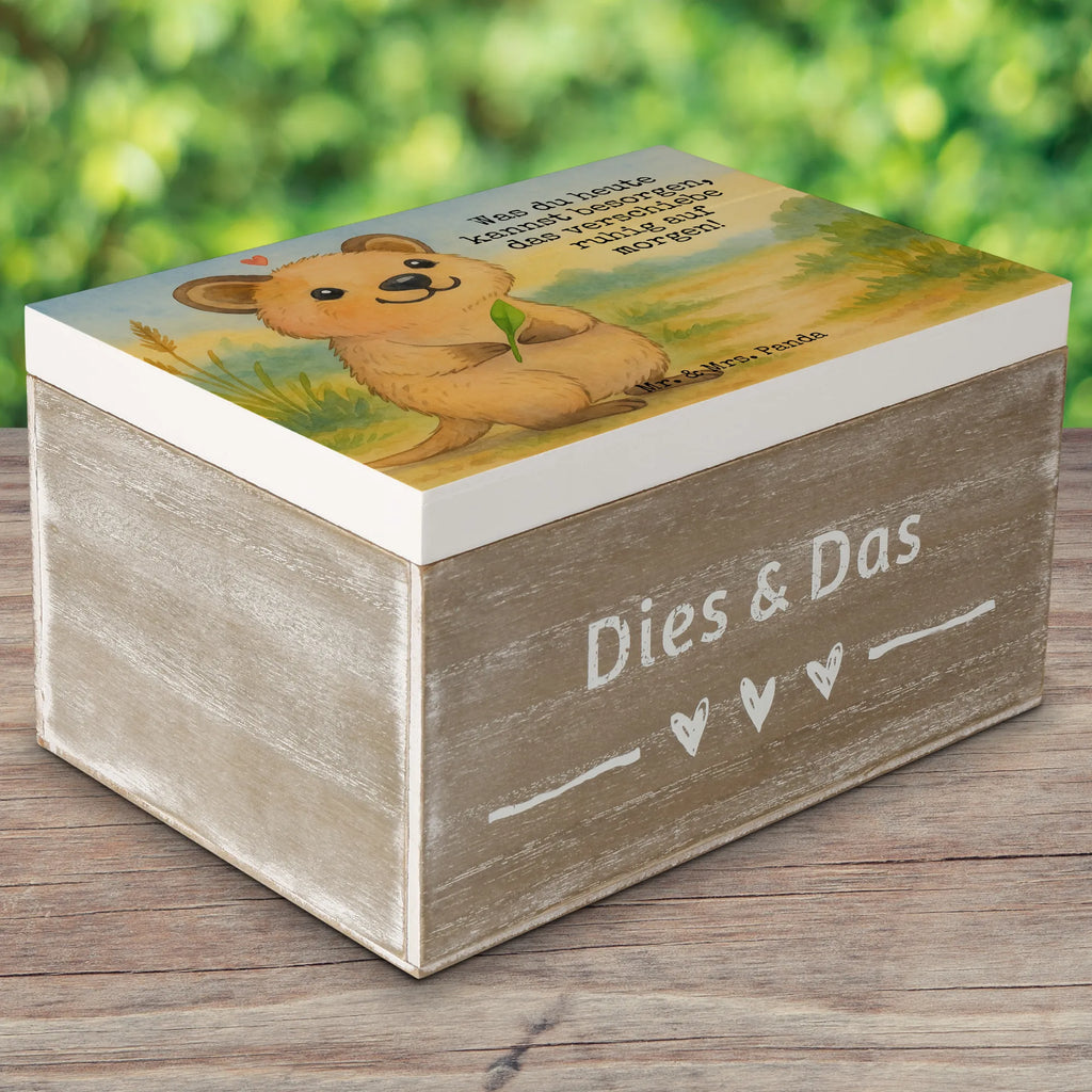Wooden chest Quokka Happy Design XXL, Truhe, Kiste, Holzkiste, Erinnerungsbox, Dekokiste, Aufbewahrungsbox, Erinnerungskiste, Geschenkbox, Geschenkdose, Schatzkiste, Schatulle, Tiermotive, Gute Laune, lustige Sprüche, Tiere, Dinge erledigen, Lustiger Spruch, Quokka, Niedliches Tier, Verschieben, Aufschieberitis