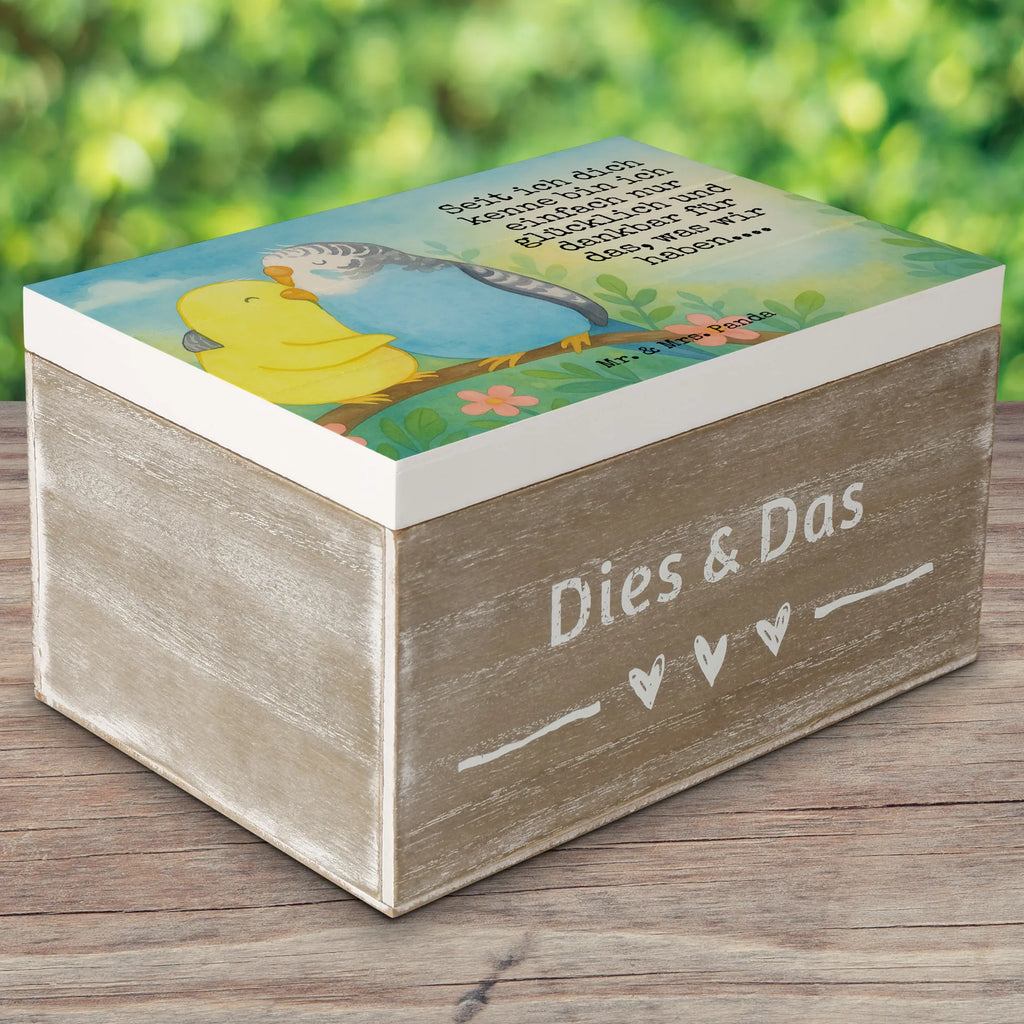 Holzkiste Wellensittich Liebe Design Schatzkiste, Truhe, Kiste, Aufbewahrungsbox, Geschenkbox, XXL, Erinnerungskiste, Schatulle, Dekokiste, Holzkiste, Geschenkdose, Erinnerungsbox, Liebe, Partner, Freund, Freundin, Ehemann, Ehefrau, Heiraten, Verlobung, Heiratsantrag, Liebesgeschenk, Jahrestag, Hocheitstag, Kuscheln, Vögel, Wellensittich, Vertrauen, Nähe