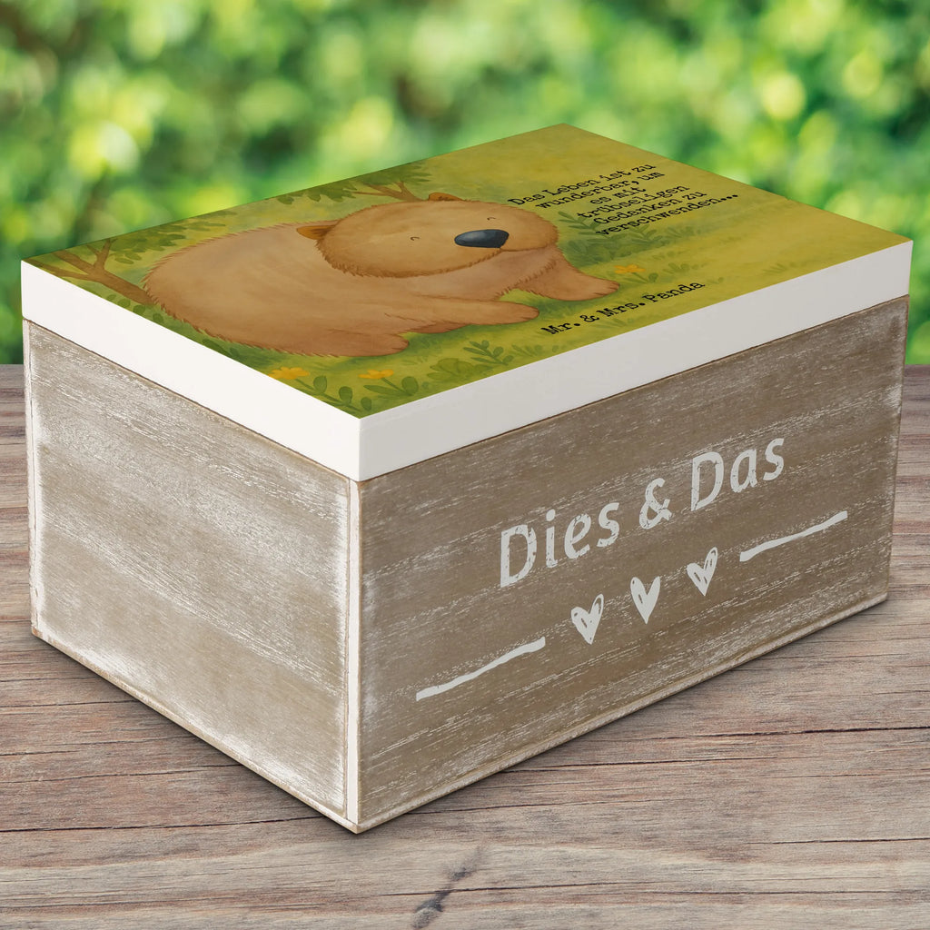 Skrzynia drewniana Wombat Design Aufbewahrungsbox, Truhe, Dekokiste, Erinnerungsbox, Erinnerungskiste, Geschenkbox, Kiste, Schatulle, Schatzkiste, Holzkiste, XXL, Geschenkdose, Tiermotive, Gute Laune, lustige Sprüche, Tiere, Australien, Das Leben ist schön, Spruch, Wombat, Motivation