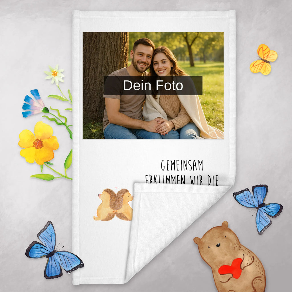 Personalisiertes Foto Gästehandtuch Igel händchenhaltend Gästehandtuch Set Mit Foto, Gästehandtuch Schwarz Mit Foto, Gästehandtuch Nachhaltig Mit Bild, Kleines Handtuch Mit Foto, Gästehandtuch Pflegeleicht Mit Foto, Handtuch Für Gäste-WC Mit Foto, Gästehandtuch Grau Mit Bild, Gästehandtuch Modern Mit Foto, Gästehandtuch Bio Baumwolle Mit Bild, Gästehandtuch Mit Bordüre Und Bild, Handtuch Klein Mit Bild, Gästehandtuch Beige Mit Foto, Gästehandtuch Bunt Mit Foto, Handtuch Gästezimmer Mit Foto, Personalisiertes Gästehandtuch Mit Foto, Gästehandtuch Strapazierfähig Mit Foto, Handtuch Für Gäste Mit Foto, Gästehandtuch Klassisch Mit Bild, Waschhandtuch Mit Foto, Gästehandtuch Baumwolle Mit Foto, Gästehandtuch Waschbar Mit Bild, Gästehandtuch Für Hotels Mit Foto, Gästehandtuch Hochwertig Mit Foto, Gästehandtuch Mit Muster Und Foto, Handtuch Gästeformat Mit Foto, Gästehandtuch Weiß Mit Foto, Gästehandtuch Schnell Trocknend Mit Bild, Gästehandtuch Badezimmer Mit Bild, Gästehandtücher Mit Bild, Gäste-Tuch Mit Eigenem Foto, Gästehandtuch Saugfähig Mit Foto, Gästehandtuch Ökologisch Mit Foto, Gästehandtuch Weich Mit Bild, Gästehandtuch Mit Foto, Gästehandtuch Bad Mit Foto, Gästehandtuch 30x50 Mit Bild, Handtuch Für Toilette Mit Bild, Liebe, Partner, Freund, Freundin, Ehemann, Ehefrau, Heiraten, Verlobung, Heiratsantrag, Liebesgeschenk, Jahrestag, Hocheitstag, Lieblingsmensch, Hochzeit, Love, Hand in Hand, Gemeinsamkeit, Igelliebe, Geschenk für zwei, Liebesbeweis, Igel, große Liebe, Liebesbotschaft