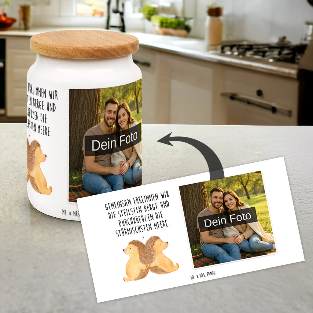 Personalisierte Foto Vorratsdose Igel händchenhaltend Foto Vorratsdose, Vorratsglas Mit Foto, Vorratsdose Mit Eigenem Motiv, Vorratsdose Mit Fotodruck, Vorratsdose Mit Eigenem Foto, Vorratsdose Mit Familienfoto, Vorratsdose Mit Haustierfoto, Vorratsdose Personalisiert Mit Foto, Vorratsdose Mit Foto, Vorratsbehälter Mit Foto, Vorratsdose Mit Kinderfoto, Aufbewahrungsdose Mit Foto, Vorratsdose Mit Foto Und Text, Individuelle Vorratsdose Mit Bild, Vorratsdose Als Geschenk Mit Foto, Werbeschenk mit Bild, Vorratsdose Mit Wunschfoto, Werbeschenk mit Logo, Personalisierte Vorratsdose Mit Bild, Vorratsdose Selbst Gestalten Mit Foto, Vorratsdose Mit Bild, Aufbewahrungsdose Mit Bild, Frischhaltedose Mit Eigenem Foto, Vorratsdose Bedrucken Lassen, Küchenbox Mit Bild, Vorratsdose Mit Bild Und Namen, Liebe, Partner, Freund, Freundin, Ehemann, Ehefrau, Heiraten, Verlobung, Heiratsantrag, Liebesgeschenk, Jahrestag, Hocheitstag, Geschenk für zwei, Igelliebe, Love, Liebesbeweis, Hochzeit, Lieblingsmensch, Hand in Hand, Igel, große Liebe, Gemeinsamkeit, Liebesbotschaft
