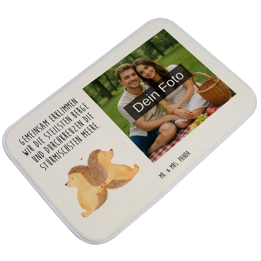 Personalisierte Foto Badematte Igel händchenhaltend Design Badvorleger Mit Eigenem Foto, Badematten Set Mit Foto, Badvorleger Groß Mit Foto, Badvorleger Für Badewanne Mit Bild, Saugfähiger Badvorleger Mit Foto, Klassischer Badvorleger Mit Foto, Badvorleger Selbst Gestalten Mit Foto, Badematte Rutschfest Mit Foto, Runder Badvorleger Mit Foto, Bad Fußmatte Mit Bild, Weißer Badvorleger Mit Foto, Waschbarer Badvorleger Mit Foto, Werbegeschenk Mit Logo, Badvorleger Mit Foto, Badvorleger Mit Fotodruck, Badvorleger Mit Bild, Badteppich Mit Bild, Badvorleger Mit Eigenem Motiv, Badvorleger Mit Eigenem Foto, Duschvorleger Mit Foto, Badematte mit Foto, Badmatte Waschbar Mit Foto, Gäste-WC Badvorleger Mit Foto, Badezimmermatte Mit Foto, Teppich Fürs Bad Mit Eigenem Bild, Personaliserter Badvorleger Mit Foto, Badvorleger Mit Wunschbild, Werbegeschenk Mit Foto, Rechteckiger Badvorleger Mit Bild, Badvorleger Baumwolle Mit Bild, Weicher Badvorleger Mit Bild, Badvorleger Mikrofaser Mit Foto, Moderner Badvorleger Mit Bild, Foto Badvorleger Für Dusche, Badvorleger Klein Mit Bild, Vintage Badvorleger Mit Foto, Badezimmer Matte Mit Foto, Badläufer Mit Bild, Badematte selber gestalten, Badezimmerteppich Mit Foto, Rutschfester Badvorleger Mit Foto, Gemusterter Badvorleger Mit Bild, Schwarzer Badvorleger Mit Bild, Firmengeschenk Mit Eigenem Logo, Badgarnitur Mit Foto, Freundin, Freund, Liebe, Liebesgeschenk, Jahrestag, Verlobung, Partner, Ehemann, Ehefrau, Heiraten, Heiratsantrag, Hocheitstag, Gemeinsamkeit, große Liebe, Lieblingsmensch, Liebesbotschaft, Igelliebe, Hochzeit, Geschenk für zwei, Hand in Hand, Love, Liebesbeweis, Igel