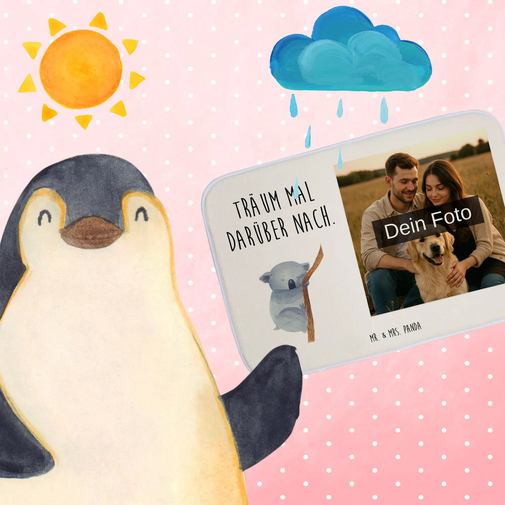 Personalisierte Foto Badematte Koalabär Badematte mit Foto, Badezimmermatte Mit Foto, Weicher Badvorleger Mit Bild, Badematte selber gestalten, Personaliserter Badvorleger Mit Foto, Gäste-WC Badvorleger Mit Foto, Klassischer Badvorleger Mit Foto, Badvorleger Mit Eigenem Foto, Bad Fußmatte Mit Bild, Badezimmerteppich Mit Foto, Badläufer Mit Bild, Design Badvorleger Mit Eigenem Foto, Rutschfester Badvorleger Mit Foto, Teppich Fürs Bad Mit Eigenem Bild, Firmengeschenk Mit Eigenem Logo, Badvorleger Mit Eigenem Motiv, Saugfähiger Badvorleger Mit Foto, Badvorleger Mikrofaser Mit Foto, Badvorleger Klein Mit Bild, Duschvorleger Mit Foto, Badvorleger Mit Wunschbild, Weißer Badvorleger Mit Foto, Badvorleger Baumwolle Mit Bild, Badmatte Waschbar Mit Foto, Rechteckiger Badvorleger Mit Bild, Vintage Badvorleger Mit Foto, Badematte Rutschfest Mit Foto, Badematte Mit Foto, Badematten Set Mit Foto, Badvorleger Mit Foto, Runder Badvorleger Mit Foto, Badezimmer Matte Mit Foto, Schwarzer Badvorleger Mit Bild, Badvorleger Für Badewanne Mit Bild, Badvorleger Selbst Gestalten Mit Foto, Badteppich Mit Bild, Badvorleger Mit Bild, Moderner Badvorleger Mit Bild, Gemusterter Badvorleger Mit Bild, Badvorleger Groß Mit Foto, Werbegeschenk Mit Logo, Badvorleger Mit Fotodruck, Foto Badvorleger Für Dusche, Badgarnitur Mit Foto, Waschbarer Badvorleger Mit Foto, Werbegeschenk Mit Foto, Tiermotive, Gute Laune, lustige Sprüche, Tiere, Schlafzimmer, Traumland, schlafen, Koala, Bär, träumen, Traum, Koalabär