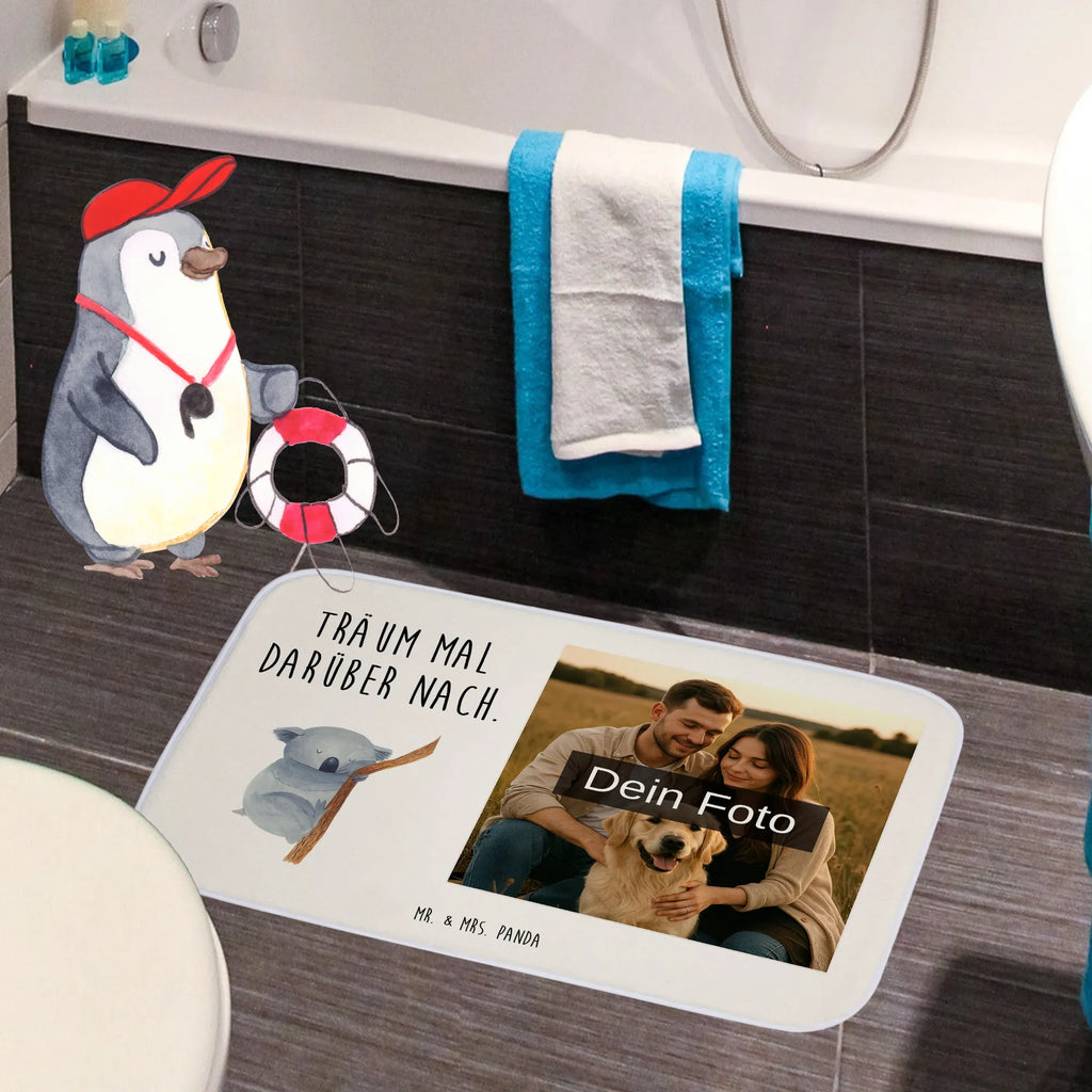 Personalisierte Foto Badematte Koalabär Badematte mit Foto, Badezimmermatte Mit Foto, Weicher Badvorleger Mit Bild, Badematte selber gestalten, Personaliserter Badvorleger Mit Foto, Gäste-WC Badvorleger Mit Foto, Klassischer Badvorleger Mit Foto, Badvorleger Mit Eigenem Foto, Bad Fußmatte Mit Bild, Badezimmerteppich Mit Foto, Badläufer Mit Bild, Design Badvorleger Mit Eigenem Foto, Rutschfester Badvorleger Mit Foto, Teppich Fürs Bad Mit Eigenem Bild, Firmengeschenk Mit Eigenem Logo, Badvorleger Mit Eigenem Motiv, Saugfähiger Badvorleger Mit Foto, Badvorleger Mikrofaser Mit Foto, Badvorleger Klein Mit Bild, Duschvorleger Mit Foto, Badvorleger Mit Wunschbild, Weißer Badvorleger Mit Foto, Badvorleger Baumwolle Mit Bild, Badmatte Waschbar Mit Foto, Rechteckiger Badvorleger Mit Bild, Vintage Badvorleger Mit Foto, Badematte Rutschfest Mit Foto, Badematte Mit Foto, Badematten Set Mit Foto, Badvorleger Mit Foto, Runder Badvorleger Mit Foto, Badezimmer Matte Mit Foto, Schwarzer Badvorleger Mit Bild, Badvorleger Für Badewanne Mit Bild, Badvorleger Selbst Gestalten Mit Foto, Badteppich Mit Bild, Badvorleger Mit Bild, Moderner Badvorleger Mit Bild, Gemusterter Badvorleger Mit Bild, Badvorleger Groß Mit Foto, Werbegeschenk Mit Logo, Badvorleger Mit Fotodruck, Foto Badvorleger Für Dusche, Badgarnitur Mit Foto, Waschbarer Badvorleger Mit Foto, Werbegeschenk Mit Foto, Tiermotive, Gute Laune, lustige Sprüche, Tiere, Schlafzimmer, Traumland, schlafen, Koala, Bär, träumen, Traum, Koalabär