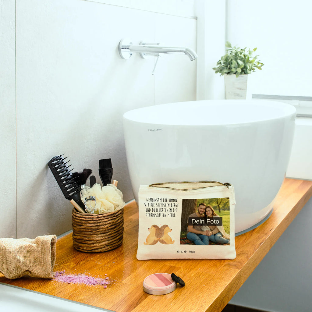 Personalisierte Foto Schminktasche Igel händchenhaltend Schminktasche Mit Foto, Personalisierte Schminktasche Mit Foto, Schminktasche Mit Eigenem Bild, Schminktasche Mit Wunschfoto, Kosmetiktasche Mit Foto, Make-Up Tasche Mit Foto, Schminktäschchen Mit Bild, Schminkbeutel Mit Fotodruck, Kulturbeutel Damen Mit Foto, Kosmetiktasche Damen Mit Bild, Schminktasche Klein Mit Foto, Schminktasche Groß Mit Bild, Schminktasche Reise Mit Foto, Schminktasche Für Unterwegs Mit Foto, Schminktasche Zum Aufhängen Mit Bild, Schminktasche Mit Reißverschluss Und Foto, Schminktasche Mit Fächern Und Bild, Schminktasche Stoff Mit Eigenem Foto, Schminktasche Leder Mit Fotodruck, Schminktasche Nachhaltig Mit Bild, Schminktasche Mit Muster Und Foto, Schminktasche Blumen Mit Foto, Schminktasche Tiermotiv Mit Eigenem Bild, Kosmetiktasche Für Handtasche Mit Foto, Kosmetiktasche Zum Mitnehmen Mit Bild, Kosmetiktasche Organizer Mit Foto, Reise-Kosmetiktasche Mit Eigenem Motiv, Schminktasche Geschenk Mit Foto, Schminktasche Für Teenager Mit Bild, Schminktasche Für Mädchen Mit Foto, Aufbewahrung Für Schminke Mit Foto, Stifteaufbewahrung Mit Bild, Stiftetasche Mit Eigenem Foto, Liebe, Partner, Freund, Freundin, Ehemann, Ehefrau, Heiraten, Verlobung, Heiratsantrag, Liebesgeschenk, Jahrestag, Hocheitstag, Igel, Igelliebe, Hand in Hand, Liebesbeweis, große Liebe, Liebesbotschaft, Hochzeit, Lieblingsmensch, Gemeinsamkeit, Love, Geschenk für zwei