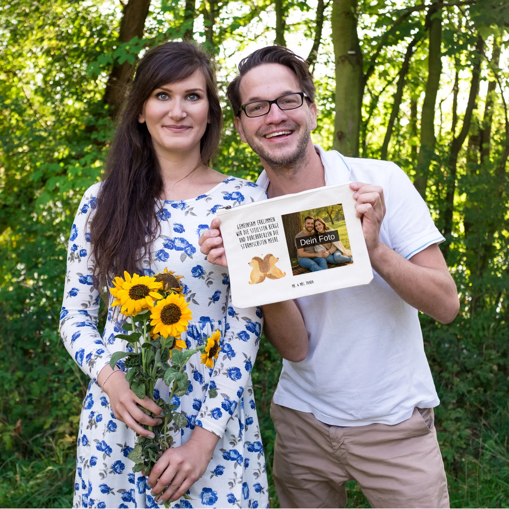 Personalisierte Foto Schminktasche Igel händchenhaltend Schminktasche Mit Foto, Personalisierte Schminktasche Mit Foto, Schminktasche Mit Eigenem Bild, Schminktasche Mit Wunschfoto, Kosmetiktasche Mit Foto, Make-Up Tasche Mit Foto, Schminktäschchen Mit Bild, Schminkbeutel Mit Fotodruck, Kulturbeutel Damen Mit Foto, Kosmetiktasche Damen Mit Bild, Schminktasche Klein Mit Foto, Schminktasche Groß Mit Bild, Schminktasche Reise Mit Foto, Schminktasche Für Unterwegs Mit Foto, Schminktasche Zum Aufhängen Mit Bild, Schminktasche Mit Reißverschluss Und Foto, Schminktasche Mit Fächern Und Bild, Schminktasche Stoff Mit Eigenem Foto, Schminktasche Leder Mit Fotodruck, Schminktasche Nachhaltig Mit Bild, Schminktasche Mit Muster Und Foto, Schminktasche Blumen Mit Foto, Schminktasche Tiermotiv Mit Eigenem Bild, Kosmetiktasche Für Handtasche Mit Foto, Kosmetiktasche Zum Mitnehmen Mit Bild, Kosmetiktasche Organizer Mit Foto, Reise-Kosmetiktasche Mit Eigenem Motiv, Schminktasche Geschenk Mit Foto, Schminktasche Für Teenager Mit Bild, Schminktasche Für Mädchen Mit Foto, Aufbewahrung Für Schminke Mit Foto, Stifteaufbewahrung Mit Bild, Stiftetasche Mit Eigenem Foto, Liebe, Partner, Freund, Freundin, Ehemann, Ehefrau, Heiraten, Verlobung, Heiratsantrag, Liebesgeschenk, Jahrestag, Hocheitstag, Igel, Igelliebe, Hand in Hand, Liebesbeweis, große Liebe, Liebesbotschaft, Hochzeit, Lieblingsmensch, Gemeinsamkeit, Love, Geschenk für zwei