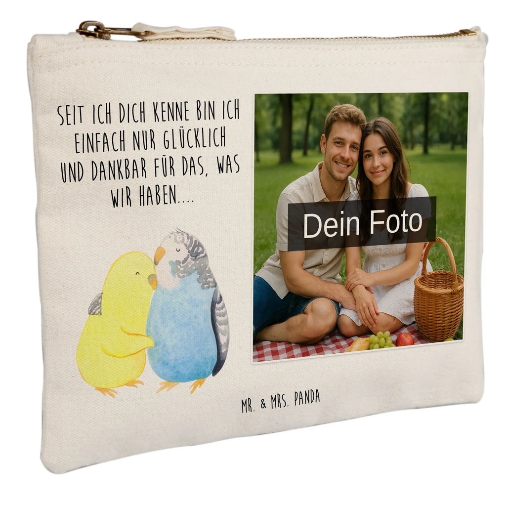Personalisierte Foto Schminktasche Wellensittich Liebe Schminktasche Mit Foto, Personalisierte Schminktasche Mit Foto, Schminktasche Mit Eigenem Bild, Schminktasche Mit Wunschfoto, Kosmetiktasche Mit Foto, Make-Up Tasche Mit Foto, Schminktäschchen Mit Bild, Schminkbeutel Mit Fotodruck, Kulturbeutel Damen Mit Foto, Kosmetiktasche Damen Mit Bild, Schminktasche Klein Mit Foto, Schminktasche Groß Mit Bild, Schminktasche Reise Mit Foto, Schminktasche Für Unterwegs Mit Foto, Schminktasche Zum Aufhängen Mit Bild, Schminktasche Mit Reißverschluss Und Foto, Schminktasche Mit Fächern Und Bild, Schminktasche Stoff Mit Eigenem Foto, Schminktasche Leder Mit Fotodruck, Schminktasche Nachhaltig Mit Bild, Schminktasche Mit Muster Und Foto, Schminktasche Blumen Mit Foto, Schminktasche Tiermotiv Mit Eigenem Bild, Kosmetiktasche Für Handtasche Mit Foto, Kosmetiktasche Zum Mitnehmen Mit Bild, Kosmetiktasche Organizer Mit Foto, Reise-Kosmetiktasche Mit Eigenem Motiv, Schminktasche Geschenk Mit Foto, Schminktasche Für Teenager Mit Bild, Schminktasche Für Mädchen Mit Foto, Aufbewahrung Für Schminke Mit Foto, Stifteaufbewahrung Mit Bild, Stiftetasche Mit Eigenem Foto, Liebe, Partner, Freund, Freundin, Ehemann, Ehefrau, Heiraten, Verlobung, Heiratsantrag, Liebesgeschenk, Jahrestag, Hocheitstag, Vögel, Wellensittich, Nähe, Kuscheln, Vertrauen
