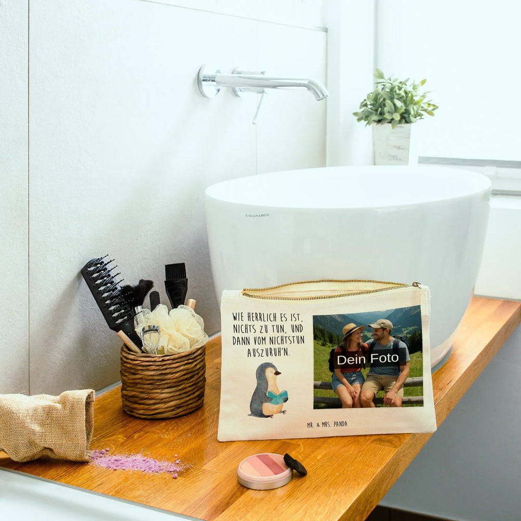 Personalisierte Foto Schminktasche Pinguin Buch Schminktasche Reise Mit Foto, Stiftetasche Mit Eigenem Foto, Kosmetiktasche Für Handtasche Mit Foto, Schminktasche Für Teenager Mit Bild, Schminktasche Mit Fächern Und Bild, Reise-Kosmetiktasche Mit Eigenem Motiv, Schminktasche Mit Muster Und Foto, Schminktasche Blumen Mit Foto, Kosmetiktasche Zum Mitnehmen Mit Bild, Aufbewahrung Für Schminke Mit Foto, Schminktasche Geschenk Mit Foto, Kosmetiktasche Damen Mit Bild, Schminktasche Groß Mit Bild, Schminktasche Stoff Mit Eigenem Foto, Schminktasche Leder Mit Fotodruck, Make-Up Tasche Mit Foto, Schminktäschchen Mit Bild, Kosmetiktasche Mit Foto, Personalisierte Schminktasche Mit Foto, Schminktasche Für Mädchen Mit Foto, Schminktasche Klein Mit Foto, Schminktasche Mit Foto, Schminktasche Mit Eigenem Bild, Schminktasche Mit Wunschfoto, Schminktasche Für Unterwegs Mit Foto, Schminktasche Zum Aufhängen Mit Bild, Schminktasche Tiermotiv Mit Eigenem Bild, Schminkbeutel Mit Fotodruck, Stifteaufbewahrung Mit Bild, Schminktasche Mit Reißverschluss Und Foto, Kulturbeutel Damen Mit Foto, Schminktasche Nachhaltig Mit Bild, Kosmetiktasche Organizer Mit Foto, Pinguin, Lesen, Freizeit, Faulenzen, Pinguine, Ferien, Bücherwurm, Buch, Nichtstun, Urlaub