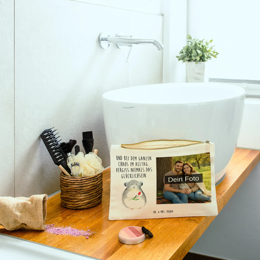 Personalisierte Foto Schminktasche Chinchilla Blume Personalisierte Schminktasche Mit Foto, Kosmetiktasche Zum Mitnehmen Mit Bild, Schminkbeutel Mit Fotodruck, Schminktasche Leder Mit Fotodruck, Schminktasche Für Mädchen Mit Foto, Schminktasche Geschenk Mit Foto, Stiftetasche Mit Eigenem Foto, Schminktasche Für Teenager Mit Bild, Schminktasche Mit Reißverschluss Und Foto, Schminktäschchen Mit Bild, Schminktasche Groß Mit Bild, Schminktasche Blumen Mit Foto, Schminktasche Nachhaltig Mit Bild, Kosmetiktasche Organizer Mit Foto, Kosmetiktasche Mit Foto, Make-Up Tasche Mit Foto, Schminktasche Mit Wunschfoto, Stifteaufbewahrung Mit Bild, Schminktasche Zum Aufhängen Mit Bild, Schminktasche Für Unterwegs Mit Foto, Schminktasche Reise Mit Foto, Kulturbeutel Damen Mit Foto, Schminktasche Stoff Mit Eigenem Foto, Schminktasche Klein Mit Foto, Kosmetiktasche Für Handtasche Mit Foto, Schminktasche Mit Foto, Schminktasche Tiermotiv Mit Eigenem Bild, Reise-Kosmetiktasche Mit Eigenem Motiv, Schminktasche Mit Fächern Und Bild, Kosmetiktasche Damen Mit Bild, Aufbewahrung Für Schminke Mit Foto, Schminktasche Mit Eigenem Bild, Schminktasche Mit Muster Und Foto, Tiermotive, Gute Laune, lustige Sprüche, Tiere, Büroalltag, Chinchillas, Büro, traurig sein, Depressionen, Kummer, Liebeskummer, Glücklichsein, Chinchilla, Chaos