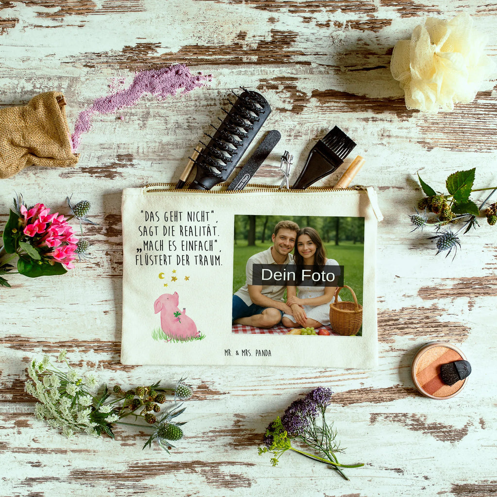 Personalisierte Foto Schminktasche Schwein Glück Schminktasche Geschenk Mit Foto, Schminktasche Mit Wunschfoto, Schminktasche Tiermotiv Mit Eigenem Bild, Stifteaufbewahrung Mit Bild, Reise-Kosmetiktasche Mit Eigenem Motiv, Schminktasche Für Teenager Mit Bild, Kosmetiktasche Zum Mitnehmen Mit Bild, Schminktasche Mit Muster Und Foto, Kosmetiktasche Für Handtasche Mit Foto, Schminktasche Reise Mit Foto, Aufbewahrung Für Schminke Mit Foto, Schminktasche Mit Eigenem Bild, Schminktasche Mit Fächern Und Bild, Schminktasche Groß Mit Bild, Kosmetiktasche Damen Mit Bild, Kosmetiktasche Organizer Mit Foto, Schminktasche Klein Mit Foto, Schminktasche Mit Foto, Stiftetasche Mit Eigenem Foto, Schminktasche Blumen Mit Foto, Schminktasche Für Unterwegs Mit Foto, Kosmetiktasche Mit Foto, Schminkbeutel Mit Fotodruck, Make-Up Tasche Mit Foto, Schminktasche Für Mädchen Mit Foto, Schminktasche Mit Reißverschluss Und Foto, Schminktasche Leder Mit Fotodruck, Schminktasche Zum Aufhängen Mit Bild, Schminktasche Stoff Mit Eigenem Foto, Schminktäschchen Mit Bild, Schminktasche Nachhaltig Mit Bild, Personalisierte Schminktasche Mit Foto, Kulturbeutel Damen Mit Foto, Tiermotive, Gute Laune, lustige Sprüche, Tiere, Motivation, Ziele, Sterne, Träume, Glücksbringer, Schwein, Sernchen, Glücksschwein. Glück, Schweinchen