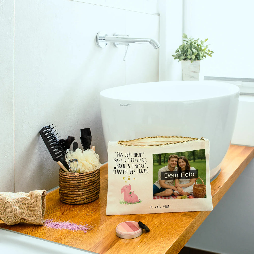 Personalisierte Foto Schminktasche Schwein Glück Schminktasche Geschenk Mit Foto, Schminktasche Mit Wunschfoto, Schminktasche Tiermotiv Mit Eigenem Bild, Stifteaufbewahrung Mit Bild, Reise-Kosmetiktasche Mit Eigenem Motiv, Schminktasche Für Teenager Mit Bild, Kosmetiktasche Zum Mitnehmen Mit Bild, Schminktasche Mit Muster Und Foto, Kosmetiktasche Für Handtasche Mit Foto, Schminktasche Reise Mit Foto, Aufbewahrung Für Schminke Mit Foto, Schminktasche Mit Eigenem Bild, Schminktasche Mit Fächern Und Bild, Schminktasche Groß Mit Bild, Kosmetiktasche Damen Mit Bild, Kosmetiktasche Organizer Mit Foto, Schminktasche Klein Mit Foto, Schminktasche Mit Foto, Stiftetasche Mit Eigenem Foto, Schminktasche Blumen Mit Foto, Schminktasche Für Unterwegs Mit Foto, Kosmetiktasche Mit Foto, Schminkbeutel Mit Fotodruck, Make-Up Tasche Mit Foto, Schminktasche Für Mädchen Mit Foto, Schminktasche Mit Reißverschluss Und Foto, Schminktasche Leder Mit Fotodruck, Schminktasche Zum Aufhängen Mit Bild, Schminktasche Stoff Mit Eigenem Foto, Schminktäschchen Mit Bild, Schminktasche Nachhaltig Mit Bild, Personalisierte Schminktasche Mit Foto, Kulturbeutel Damen Mit Foto, Tiermotive, Gute Laune, lustige Sprüche, Tiere, Motivation, Ziele, Sterne, Träume, Glücksbringer, Schwein, Sernchen, Glücksschwein. Glück, Schweinchen