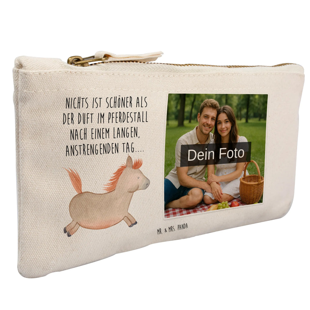 Personalisierte Foto Schminktasche Pferd Springen Kosmetiktasche Damen Mit Bild, Schminktasche Groß Mit Bild, Schminktasche Stoff Mit Eigenem Foto, Stifteaufbewahrung Mit Bild, Stiftetasche Mit Eigenem Foto, Personalisierte Schminktasche Mit Foto, Schminktasche Nachhaltig Mit Bild, Schminktasche Klein Mit Foto, Kulturbeutel Damen Mit Foto, Schminktasche Leder Mit Fotodruck, Schminktasche Mit Muster Und Foto, Schminktasche Reise Mit Foto, Schminktasche Zum Aufhängen Mit Bild, Schminktasche Blumen Mit Foto, Make-Up Tasche Mit Foto, Schminktasche Mit Wunschfoto, Kosmetiktasche Zum Mitnehmen Mit Bild, Schminktasche Mit Foto, Schminktasche Mit Fächern Und Bild, Schminktasche Für Teenager Mit Bild, Kosmetiktasche Für Handtasche Mit Foto, Schminktasche Geschenk Mit Foto, Schminktasche Tiermotiv Mit Eigenem Bild, Kosmetiktasche Organizer Mit Foto, Schminkbeutel Mit Fotodruck, Schminktasche Für Unterwegs Mit Foto, Kosmetiktasche Mit Foto, Schminktasche Mit Reißverschluss Und Foto, Reise-Kosmetiktasche Mit Eigenem Motiv, Schminktasche Für Mädchen Mit Foto, Schminktasche Mit Eigenem Bild, Aufbewahrung Für Schminke Mit Foto, Schminktäschchen Mit Bild, Bauernhof, Hoftiere, Landwirt, Landwirtin, Pferde, ausreiten, Pferdebesitzer, Stall, Pferdestall, Pferd, reiten, Pony