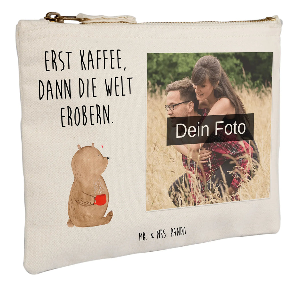 Personalisierte Foto Schminktasche Bär Kaffee Make-Up Tasche Mit Foto, Kosmetiktasche Damen Mit Bild, Reise-Kosmetiktasche Mit Eigenem Motiv, Aufbewahrung Für Schminke Mit Foto, Schminktasche Mit Eigenem Bild, Schminktasche Blumen Mit Foto, Schminkbeutel Mit Fotodruck, Schminktasche Klein Mit Foto, Schminktasche Für Mädchen Mit Foto, Schminktasche Mit Wunschfoto, Personalisierte Schminktasche Mit Foto, Schminktasche Für Teenager Mit Bild, Schminktasche Nachhaltig Mit Bild, Schminktasche Für Unterwegs Mit Foto, Schminktasche Tiermotiv Mit Eigenem Bild, Schminktasche Mit Muster Und Foto, Schminktasche Mit Reißverschluss Und Foto, Kosmetiktasche Für Handtasche Mit Foto, Kosmetiktasche Mit Foto, Schminktasche Stoff Mit Eigenem Foto, Stifteaufbewahrung Mit Bild, Kosmetiktasche Organizer Mit Foto, Kulturbeutel Damen Mit Foto, Schminktasche Leder Mit Fotodruck, Schminktasche Groß Mit Bild, Schminktasche Mit Fächern Und Bild, Kosmetiktasche Zum Mitnehmen Mit Bild, Schminktäschchen Mit Bild, Schminktasche Geschenk Mit Foto, Schminktasche Zum Aufhängen Mit Bild, Schminktasche Reise Mit Foto, Stiftetasche Mit Eigenem Foto, Schminktasche Mit Foto, Bär, Teddy, Teddybär, Bären, Coffee, Morgenroutine, Welt retten, guten Morgen, Welt erobern, Motivation, Kaffee