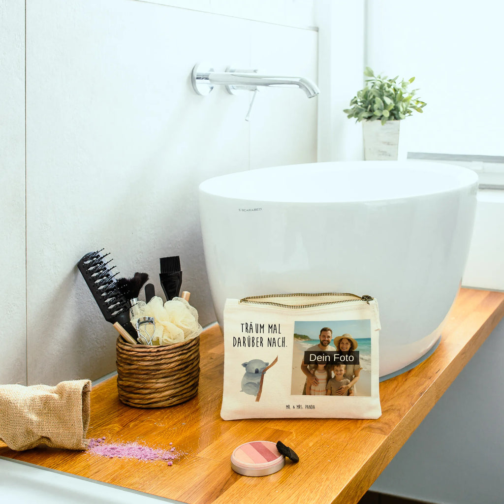 Personalisierte Foto Schminktasche Koalabär Schminktasche Mit Wunschfoto, Schminktasche Stoff Mit Eigenem Foto, Schminktasche Zum Aufhängen Mit Bild, Reise-Kosmetiktasche Mit Eigenem Motiv, Kulturbeutel Damen Mit Foto, Kosmetiktasche Zum Mitnehmen Mit Bild, Stifteaufbewahrung Mit Bild, Schminktasche Klein Mit Foto, Schminktasche Mit Reißverschluss Und Foto, Personalisierte Schminktasche Mit Foto, Schminktasche Geschenk Mit Foto, Kosmetiktasche Mit Foto, Schminktasche Tiermotiv Mit Eigenem Bild, Kosmetiktasche Organizer Mit Foto, Schminktasche Mit Muster Und Foto, Schminktäschchen Mit Bild, Schminktasche Groß Mit Bild, Stiftetasche Mit Eigenem Foto, Schminktasche Für Teenager Mit Bild, Kosmetiktasche Damen Mit Bild, Make-Up Tasche Mit Foto, Schminktasche Für Mädchen Mit Foto, Schminktasche Mit Foto, Schminktasche Mit Eigenem Bild, Kosmetiktasche Für Handtasche Mit Foto, Schminktasche Leder Mit Fotodruck, Schminktasche Reise Mit Foto, Schminktasche Nachhaltig Mit Bild, Schminktasche Mit Fächern Und Bild, Schminktasche Für Unterwegs Mit Foto, Aufbewahrung Für Schminke Mit Foto, Schminkbeutel Mit Fotodruck, Schminktasche Blumen Mit Foto, Tiermotive, Gute Laune, lustige Sprüche, Tiere, Bär, Koala, schlafen, Schlafzimmer, Traum, Koalabär, träumen, Traumland