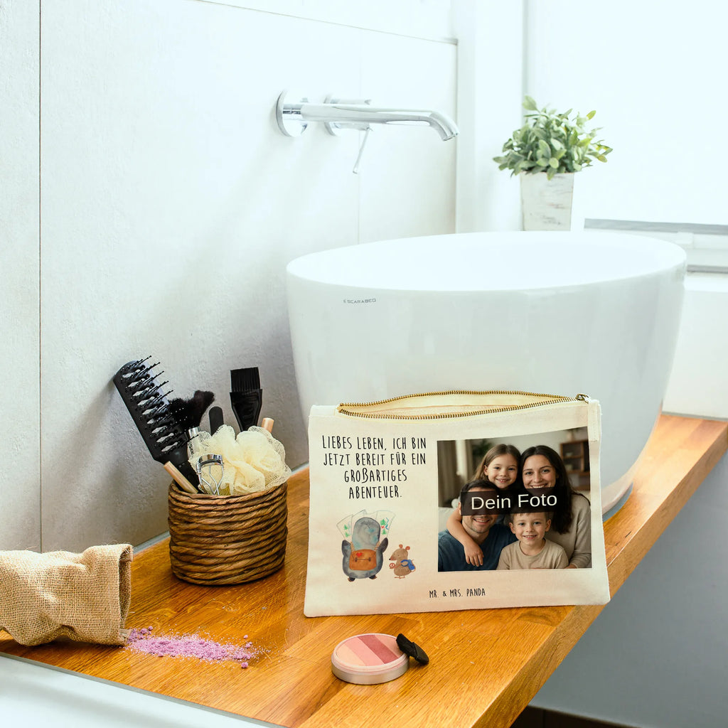 Personalisierte Foto Schminktasche Pinguin & Maus Wanderer Schminktäschchen Mit Bild, Schminktasche Groß Mit Bild, Stifteaufbewahrung Mit Bild, Schminkbeutel Mit Fotodruck, Kulturbeutel Damen Mit Foto, Schminktasche Blumen Mit Foto, Schminktasche Mit Wunschfoto, Schminktasche Leder Mit Fotodruck, Schminktasche Geschenk Mit Foto, Schminktasche Klein Mit Foto, Schminktasche Für Teenager Mit Bild, Stiftetasche Mit Eigenem Foto, Schminktasche Nachhaltig Mit Bild, Schminktasche Mit Reißverschluss Und Foto, Schminktasche Mit Foto, Schminktasche Mit Eigenem Bild, Kosmetiktasche Für Handtasche Mit Foto, Schminktasche Mit Fächern Und Bild, Schminktasche Mit Muster Und Foto, Schminktasche Tiermotiv Mit Eigenem Bild, Schminktasche Zum Aufhängen Mit Bild, Schminktasche Reise Mit Foto, Reise-Kosmetiktasche Mit Eigenem Motiv, Kosmetiktasche Zum Mitnehmen Mit Bild, Schminktasche Stoff Mit Eigenem Foto, Kosmetiktasche Organizer Mit Foto, Kosmetiktasche Damen Mit Bild, Schminktasche Für Mädchen Mit Foto, Personalisierte Schminktasche Mit Foto, Make-Up Tasche Mit Foto, Aufbewahrung Für Schminke Mit Foto, Kosmetiktasche Mit Foto, Schminktasche Für Unterwegs Mit Foto, Pinguin, Wanderlust, Abenteurer, wandern, Roadtrip, Ausflug, Pinguine, Abenteuer