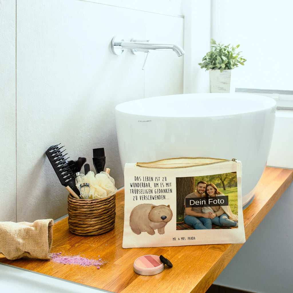 Personalisierte Foto Schminktasche Wombat Schminktasche Mit Wunschfoto, Schminktasche Für Unterwegs Mit Foto, Schminktasche Für Teenager Mit Bild, Aufbewahrung Für Schminke Mit Foto, Kosmetiktasche Zum Mitnehmen Mit Bild, Schminktasche Tiermotiv Mit Eigenem Bild, Reise-Kosmetiktasche Mit Eigenem Motiv, Schminktäschchen Mit Bild, Kulturbeutel Damen Mit Foto, Schminktasche Mit Foto, Kosmetiktasche Organizer Mit Foto, Make-Up Tasche Mit Foto, Schminktasche Für Mädchen Mit Foto, Personalisierte Schminktasche Mit Foto, Schminkbeutel Mit Fotodruck, Schminktasche Leder Mit Fotodruck, Stiftetasche Mit Eigenem Foto, Schminktasche Nachhaltig Mit Bild, Schminktasche Geschenk Mit Foto, Schminktasche Groß Mit Bild, Schminktasche Stoff Mit Eigenem Foto, Schminktasche Mit Fächern Und Bild, Kosmetiktasche Mit Foto, Schminktasche Mit Reißverschluss Und Foto, Kosmetiktasche Damen Mit Bild, Schminktasche Mit Eigenem Bild, Schminktasche Zum Aufhängen Mit Bild, Schminktasche Klein Mit Foto, Schminktasche Reise Mit Foto, Schminktasche Blumen Mit Foto, Kosmetiktasche Für Handtasche Mit Foto, Stifteaufbewahrung Mit Bild, Schminktasche Mit Muster Und Foto, Tiermotive, Gute Laune, lustige Sprüche, Tiere, Das Leben ist schön, Wombat, Motivation, Australien, Spruch