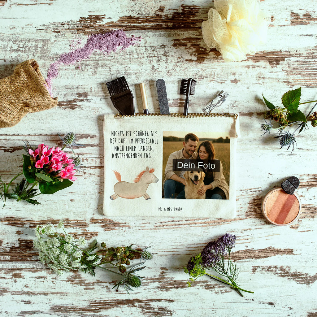 Personalisierte Foto Schminktasche Pferd Springen Kosmetiktasche Damen Mit Bild, Schminktasche Groß Mit Bild, Schminktasche Stoff Mit Eigenem Foto, Stifteaufbewahrung Mit Bild, Stiftetasche Mit Eigenem Foto, Personalisierte Schminktasche Mit Foto, Schminktasche Nachhaltig Mit Bild, Schminktasche Klein Mit Foto, Kulturbeutel Damen Mit Foto, Schminktasche Leder Mit Fotodruck, Schminktasche Mit Muster Und Foto, Schminktasche Reise Mit Foto, Schminktasche Zum Aufhängen Mit Bild, Schminktasche Blumen Mit Foto, Make-Up Tasche Mit Foto, Schminktasche Mit Wunschfoto, Kosmetiktasche Zum Mitnehmen Mit Bild, Schminktasche Mit Foto, Schminktasche Mit Fächern Und Bild, Schminktasche Für Teenager Mit Bild, Kosmetiktasche Für Handtasche Mit Foto, Schminktasche Geschenk Mit Foto, Schminktasche Tiermotiv Mit Eigenem Bild, Kosmetiktasche Organizer Mit Foto, Schminkbeutel Mit Fotodruck, Schminktasche Für Unterwegs Mit Foto, Kosmetiktasche Mit Foto, Schminktasche Mit Reißverschluss Und Foto, Reise-Kosmetiktasche Mit Eigenem Motiv, Schminktasche Für Mädchen Mit Foto, Schminktasche Mit Eigenem Bild, Aufbewahrung Für Schminke Mit Foto, Schminktäschchen Mit Bild, Bauernhof, Hoftiere, Landwirt, Landwirtin, Pferde, ausreiten, Pferdebesitzer, Stall, Pferdestall, Pferd, reiten, Pony