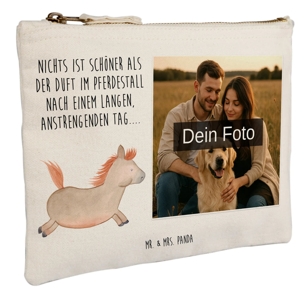 Personalisierte Foto Schminktasche Pferd Springen Kosmetiktasche Damen Mit Bild, Schminktasche Groß Mit Bild, Schminktasche Stoff Mit Eigenem Foto, Stifteaufbewahrung Mit Bild, Stiftetasche Mit Eigenem Foto, Personalisierte Schminktasche Mit Foto, Schminktasche Nachhaltig Mit Bild, Schminktasche Klein Mit Foto, Kulturbeutel Damen Mit Foto, Schminktasche Leder Mit Fotodruck, Schminktasche Mit Muster Und Foto, Schminktasche Reise Mit Foto, Schminktasche Zum Aufhängen Mit Bild, Schminktasche Blumen Mit Foto, Make-Up Tasche Mit Foto, Schminktasche Mit Wunschfoto, Kosmetiktasche Zum Mitnehmen Mit Bild, Schminktasche Mit Foto, Schminktasche Mit Fächern Und Bild, Schminktasche Für Teenager Mit Bild, Kosmetiktasche Für Handtasche Mit Foto, Schminktasche Geschenk Mit Foto, Schminktasche Tiermotiv Mit Eigenem Bild, Kosmetiktasche Organizer Mit Foto, Schminkbeutel Mit Fotodruck, Schminktasche Für Unterwegs Mit Foto, Kosmetiktasche Mit Foto, Schminktasche Mit Reißverschluss Und Foto, Reise-Kosmetiktasche Mit Eigenem Motiv, Schminktasche Für Mädchen Mit Foto, Schminktasche Mit Eigenem Bild, Aufbewahrung Für Schminke Mit Foto, Schminktäschchen Mit Bild, Bauernhof, Hoftiere, Landwirt, Landwirtin, Pferde, ausreiten, Pferdebesitzer, Stall, Pferdestall, Pferd, reiten, Pony