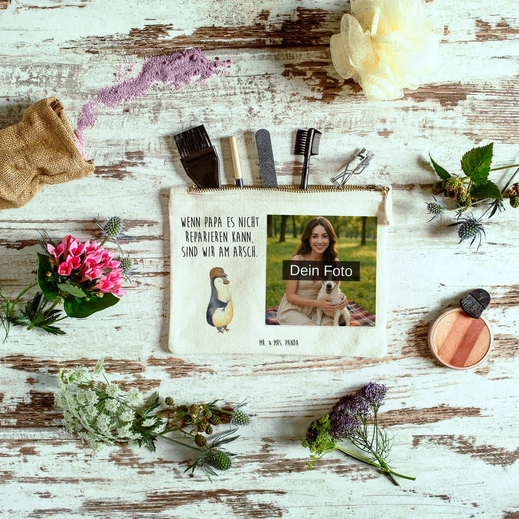 Personalisierte Foto Schminktasche Wenn Papa es nicht reparieren kann, sind wir am Arsch Schminktasche Mit Reißverschluss Und Foto, Kosmetiktasche Mit Foto, Personalisierte Schminktasche Mit Foto, Kosmetiktasche Zum Mitnehmen Mit Bild, Schminktasche Mit Foto, Kulturbeutel Damen Mit Foto, Schminktasche Für Unterwegs Mit Foto, Schminktasche Klein Mit Foto, Kosmetiktasche Organizer Mit Foto, Schminktasche Für Teenager Mit Bild, Kosmetiktasche Für Handtasche Mit Foto, Reise-Kosmetiktasche Mit Eigenem Motiv, Stiftetasche Mit Eigenem Foto, Schminkbeutel Mit Fotodruck, Schminktasche Reise Mit Foto, Make-Up Tasche Mit Foto, Schminktasche Mit Muster Und Foto, Schminktasche Leder Mit Fotodruck, Schminktäschchen Mit Bild, Schminktasche Geschenk Mit Foto, Kosmetiktasche Damen Mit Bild, Schminktasche Zum Aufhängen Mit Bild, Schminktasche Groß Mit Bild, Schminktasche Nachhaltig Mit Bild, Stifteaufbewahrung Mit Bild, Schminktasche Mit Eigenem Bild, Schminktasche Tiermotiv Mit Eigenem Bild, Schminktasche Stoff Mit Eigenem Foto, Schminktasche Für Mädchen Mit Foto, Schminktasche Blumen Mit Foto, Schminktasche Mit Fächern Und Bild, Schminktasche Mit Wunschfoto, Aufbewahrung Für Schminke Mit Foto, Familie, Vatertag, Muttertag, Bruder, Schwester, Mama, Papa, Oma, Opa, Geschenk Papa, Vater, Bester Papa der Welt