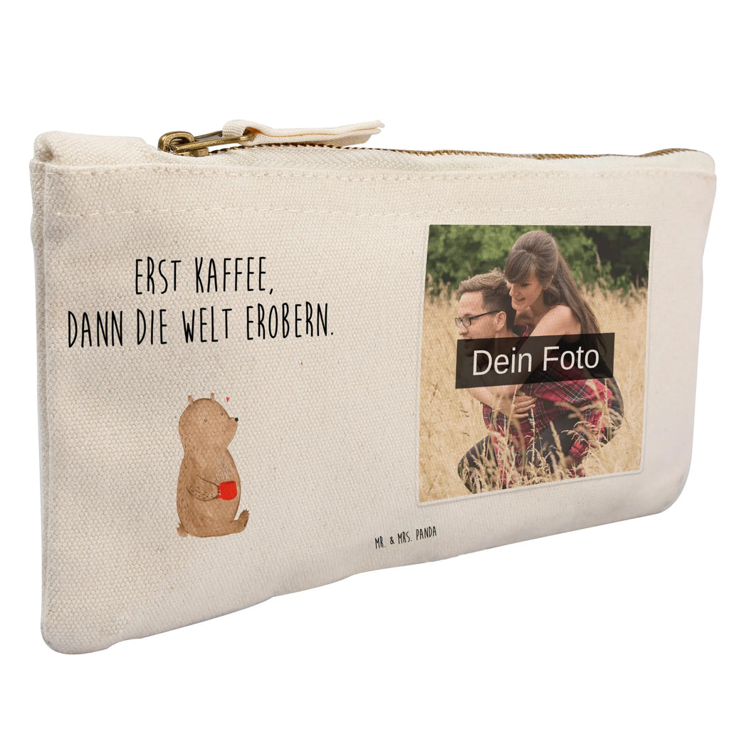 Personalisierte Foto Schminktasche Bär Kaffee Make-Up Tasche Mit Foto, Kosmetiktasche Damen Mit Bild, Reise-Kosmetiktasche Mit Eigenem Motiv, Aufbewahrung Für Schminke Mit Foto, Schminktasche Mit Eigenem Bild, Schminktasche Blumen Mit Foto, Schminkbeutel Mit Fotodruck, Schminktasche Klein Mit Foto, Schminktasche Für Mädchen Mit Foto, Schminktasche Mit Wunschfoto, Personalisierte Schminktasche Mit Foto, Schminktasche Für Teenager Mit Bild, Schminktasche Nachhaltig Mit Bild, Schminktasche Für Unterwegs Mit Foto, Schminktasche Tiermotiv Mit Eigenem Bild, Schminktasche Mit Muster Und Foto, Schminktasche Mit Reißverschluss Und Foto, Kosmetiktasche Für Handtasche Mit Foto, Kosmetiktasche Mit Foto, Schminktasche Stoff Mit Eigenem Foto, Stifteaufbewahrung Mit Bild, Kosmetiktasche Organizer Mit Foto, Kulturbeutel Damen Mit Foto, Schminktasche Leder Mit Fotodruck, Schminktasche Groß Mit Bild, Schminktasche Mit Fächern Und Bild, Kosmetiktasche Zum Mitnehmen Mit Bild, Schminktäschchen Mit Bild, Schminktasche Geschenk Mit Foto, Schminktasche Zum Aufhängen Mit Bild, Schminktasche Reise Mit Foto, Stiftetasche Mit Eigenem Foto, Schminktasche Mit Foto, Bär, Teddy, Teddybär, Bären, Coffee, Morgenroutine, Welt retten, guten Morgen, Welt erobern, Motivation, Kaffee