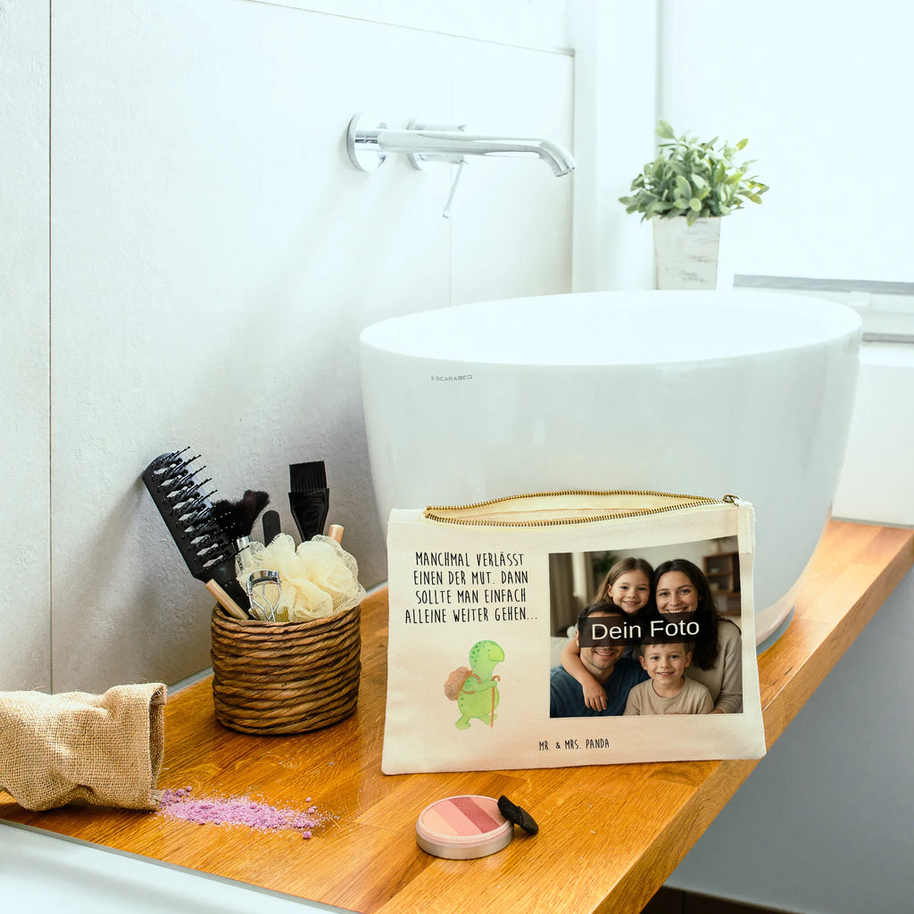 Personalisierte Foto Schminktasche Schildkröte Wanderer Schminktasche Mit Fächern Und Bild, Schminktasche Mit Eigenem Bild, Schminktäschchen Mit Bild, Schminktasche Leder Mit Fotodruck, Schminktasche Mit Muster Und Foto, Kosmetiktasche Organizer Mit Foto, Kosmetiktasche Mit Foto, Schminktasche Mit Wunschfoto, Schminktasche Blumen Mit Foto, Schminktasche Tiermotiv Mit Eigenem Bild, Schminktasche Klein Mit Foto, Schminktasche Für Unterwegs Mit Foto, Schminkbeutel Mit Fotodruck, Schminktasche Groß Mit Bild, Reise-Kosmetiktasche Mit Eigenem Motiv, Kulturbeutel Damen Mit Foto, Kosmetiktasche Für Handtasche Mit Foto, Make-Up Tasche Mit Foto, Personalisierte Schminktasche Mit Foto, Schminktasche Nachhaltig Mit Bild, Schminktasche Mit Foto, Stiftetasche Mit Eigenem Foto, Schminktasche Mit Reißverschluss Und Foto, Stifteaufbewahrung Mit Bild, Schminktasche Zum Aufhängen Mit Bild, Schminktasche Reise Mit Foto, Kosmetiktasche Zum Mitnehmen Mit Bild, Aufbewahrung Für Schminke Mit Foto, Schminktasche Stoff Mit Eigenem Foto, Schminktasche Für Mädchen Mit Foto, Kosmetiktasche Damen Mit Bild, Schminktasche Geschenk Mit Foto, Schminktasche Für Teenager Mit Bild, Schildkröte, Motivationsspruch, Motivation, Schildkröten, Motivationssprüche, Neuanfang