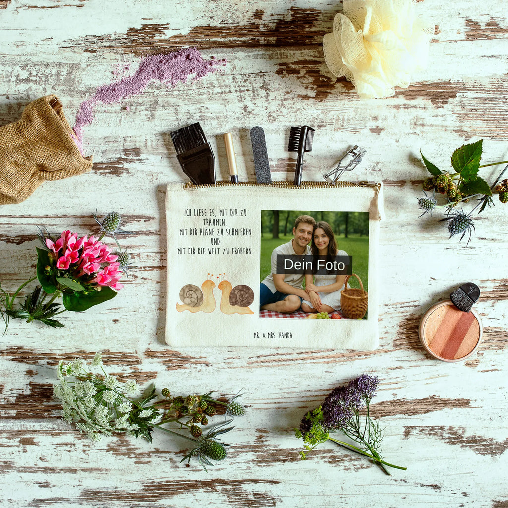 Personalisierte Foto Schminktasche Schnecken Liebe Reise-Kosmetiktasche Mit Eigenem Motiv, Schminkbeutel Mit Fotodruck, Stiftetasche Mit Eigenem Foto, Schminktasche Für Unterwegs Mit Foto, Schminktasche Mit Muster Und Foto, Kulturbeutel Damen Mit Foto, Schminktasche Leder Mit Fotodruck, Schminktasche Mit Wunschfoto, Schminktasche Mit Reißverschluss Und Foto, Make-Up Tasche Mit Foto, Schminktasche Reise Mit Foto, Schminktasche Stoff Mit Eigenem Foto, Schminktasche Groß Mit Bild, Schminktasche Blumen Mit Foto, Schminktasche Für Mädchen Mit Foto, Schminktasche Für Teenager Mit Bild, Schminktasche Tiermotiv Mit Eigenem Bild, Kosmetiktasche Zum Mitnehmen Mit Bild, Schminktasche Klein Mit Foto, Schminktasche Nachhaltig Mit Bild, Schminktasche Geschenk Mit Foto, Stifteaufbewahrung Mit Bild, Personalisierte Schminktasche Mit Foto, Schminktasche Zum Aufhängen Mit Bild, Schminktasche Mit Fächern Und Bild, Schminktasche Mit Foto, Schminktasche Mit Eigenem Bild, Kosmetiktasche Mit Foto, Kosmetiktasche Organizer Mit Foto, Kosmetiktasche Damen Mit Bild, Kosmetiktasche Für Handtasche Mit Foto, Schminktäschchen Mit Bild, Aufbewahrung Für Schminke Mit Foto, Liebe, Partner, Freund, Freundin, Ehemann, Ehefrau, Heiraten, Verlobung, Heiratsantrag, Liebesgeschenk, Jahrestag, Hocheitstag