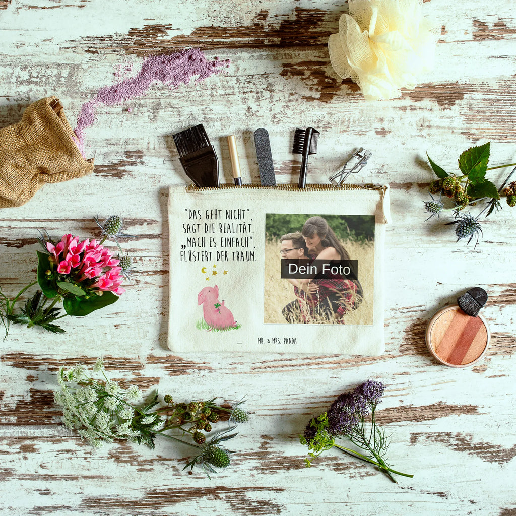 Personalisierte Foto Schminktasche Schwein Glück Schminktasche Geschenk Mit Foto, Schminktasche Mit Wunschfoto, Schminktasche Tiermotiv Mit Eigenem Bild, Stifteaufbewahrung Mit Bild, Reise-Kosmetiktasche Mit Eigenem Motiv, Schminktasche Für Teenager Mit Bild, Kosmetiktasche Zum Mitnehmen Mit Bild, Schminktasche Mit Muster Und Foto, Kosmetiktasche Für Handtasche Mit Foto, Schminktasche Reise Mit Foto, Aufbewahrung Für Schminke Mit Foto, Schminktasche Mit Eigenem Bild, Schminktasche Mit Fächern Und Bild, Schminktasche Groß Mit Bild, Kosmetiktasche Damen Mit Bild, Kosmetiktasche Organizer Mit Foto, Schminktasche Klein Mit Foto, Schminktasche Mit Foto, Stiftetasche Mit Eigenem Foto, Schminktasche Blumen Mit Foto, Schminktasche Für Unterwegs Mit Foto, Kosmetiktasche Mit Foto, Schminkbeutel Mit Fotodruck, Make-Up Tasche Mit Foto, Schminktasche Für Mädchen Mit Foto, Schminktasche Mit Reißverschluss Und Foto, Schminktasche Leder Mit Fotodruck, Schminktasche Zum Aufhängen Mit Bild, Schminktasche Stoff Mit Eigenem Foto, Schminktäschchen Mit Bild, Schminktasche Nachhaltig Mit Bild, Personalisierte Schminktasche Mit Foto, Kulturbeutel Damen Mit Foto, Tiermotive, Gute Laune, lustige Sprüche, Tiere, Motivation, Ziele, Sterne, Träume, Glücksbringer, Schwein, Sernchen, Glücksschwein. Glück, Schweinchen