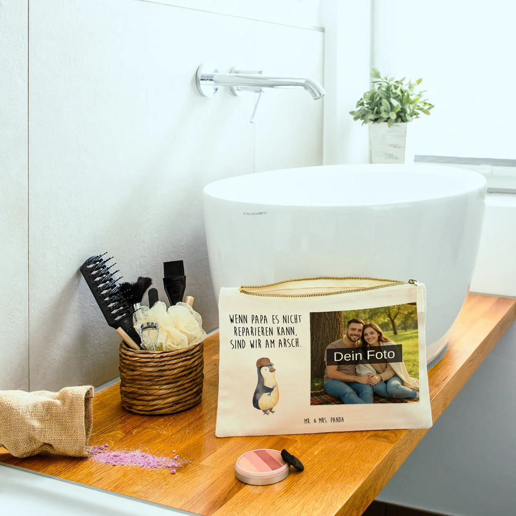 Personalisierte Foto Schminktasche Wenn Papa es nicht reparieren kann, sind wir am Arsch Schminktasche Mit Reißverschluss Und Foto, Kosmetiktasche Mit Foto, Personalisierte Schminktasche Mit Foto, Kosmetiktasche Zum Mitnehmen Mit Bild, Schminktasche Mit Foto, Kulturbeutel Damen Mit Foto, Schminktasche Für Unterwegs Mit Foto, Schminktasche Klein Mit Foto, Kosmetiktasche Organizer Mit Foto, Schminktasche Für Teenager Mit Bild, Kosmetiktasche Für Handtasche Mit Foto, Reise-Kosmetiktasche Mit Eigenem Motiv, Stiftetasche Mit Eigenem Foto, Schminkbeutel Mit Fotodruck, Schminktasche Reise Mit Foto, Make-Up Tasche Mit Foto, Schminktasche Mit Muster Und Foto, Schminktasche Leder Mit Fotodruck, Schminktäschchen Mit Bild, Schminktasche Geschenk Mit Foto, Kosmetiktasche Damen Mit Bild, Schminktasche Zum Aufhängen Mit Bild, Schminktasche Groß Mit Bild, Schminktasche Nachhaltig Mit Bild, Stifteaufbewahrung Mit Bild, Schminktasche Mit Eigenem Bild, Schminktasche Tiermotiv Mit Eigenem Bild, Schminktasche Stoff Mit Eigenem Foto, Schminktasche Für Mädchen Mit Foto, Schminktasche Blumen Mit Foto, Schminktasche Mit Fächern Und Bild, Schminktasche Mit Wunschfoto, Aufbewahrung Für Schminke Mit Foto, Familie, Vatertag, Muttertag, Bruder, Schwester, Mama, Papa, Oma, Opa, Geschenk Papa, Vater, Bester Papa der Welt