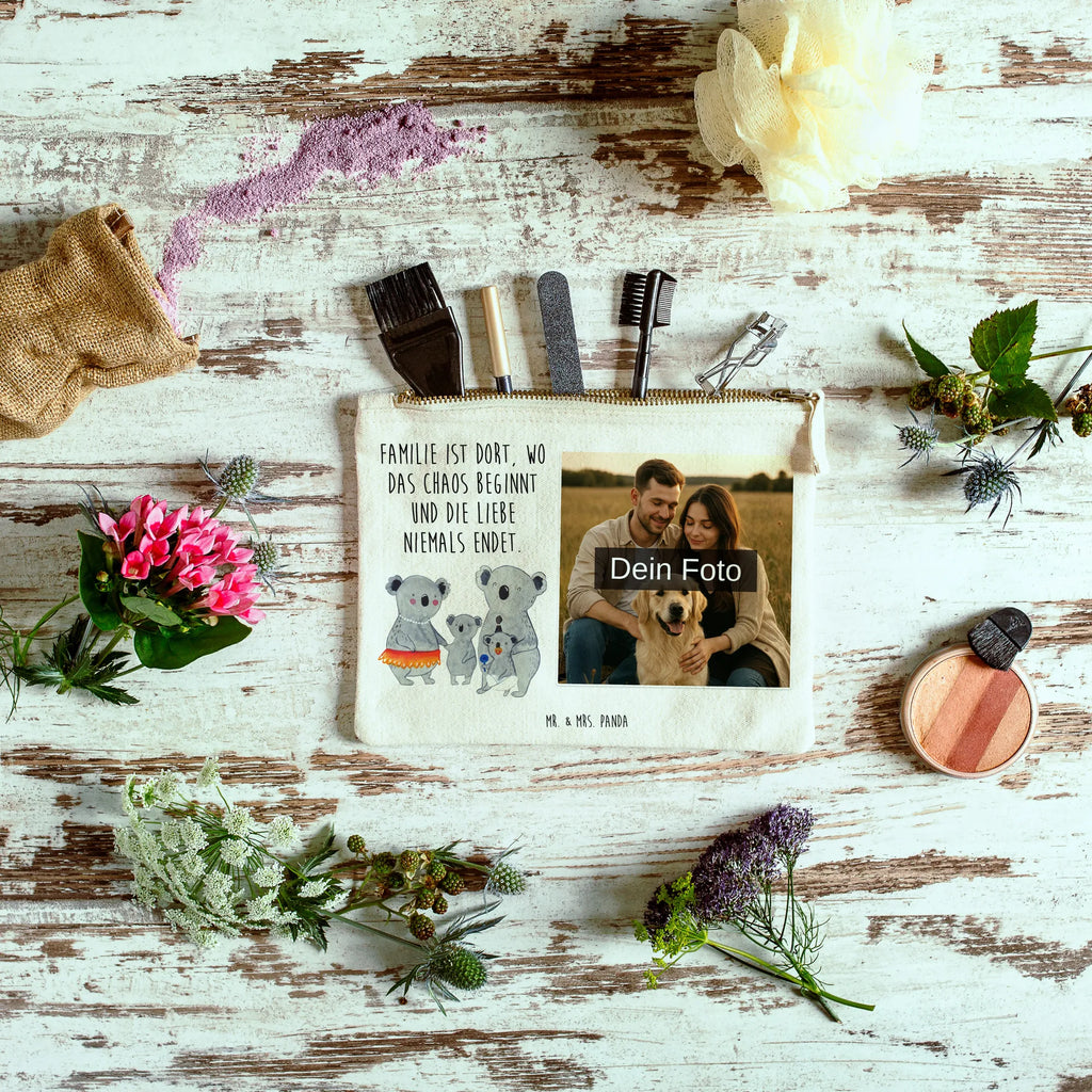 Personalisierte Foto Schminktasche Koala Familie Schminktasche Geschenk Mit Foto, Schminktasche Mit Reißverschluss Und Foto, Schminktasche Reise Mit Foto, Kosmetiktasche Organizer Mit Foto, Reise-Kosmetiktasche Mit Eigenem Motiv, Schminktasche Tiermotiv Mit Eigenem Bild, Schminktasche Mit Wunschfoto, Schminktasche Leder Mit Fotodruck, Personalisierte Schminktasche Mit Foto, Schminktasche Mit Fächern Und Bild, Kosmetiktasche Zum Mitnehmen Mit Bild, Schminktasche Für Mädchen Mit Foto, Kosmetiktasche Damen Mit Bild, Schminktasche Mit Muster Und Foto, Schminktasche Blumen Mit Foto, Stiftetasche Mit Eigenem Foto, Stifteaufbewahrung Mit Bild, Kosmetiktasche Mit Foto, Schminktasche Nachhaltig Mit Bild, Make-Up Tasche Mit Foto, Schminktasche Mit Foto, Schminktasche Für Teenager Mit Bild, Schminktasche Klein Mit Foto, Schminktäschchen Mit Bild, Aufbewahrung Für Schminke Mit Foto, Schminktasche Für Unterwegs Mit Foto, Schminktasche Mit Eigenem Bild, Kulturbeutel Damen Mit Foto, Kosmetiktasche Für Handtasche Mit Foto, Schminktasche Groß Mit Bild, Schminktasche Zum Aufhängen Mit Bild, Schminktasche Stoff Mit Eigenem Foto, Schminkbeutel Mit Fotodruck, Familie, Vatertag, Muttertag, Bruder, Schwester, Mama, Papa, Oma, Opa, Kinder, Koala, Koalas, Geschwister, Familienleben, Family