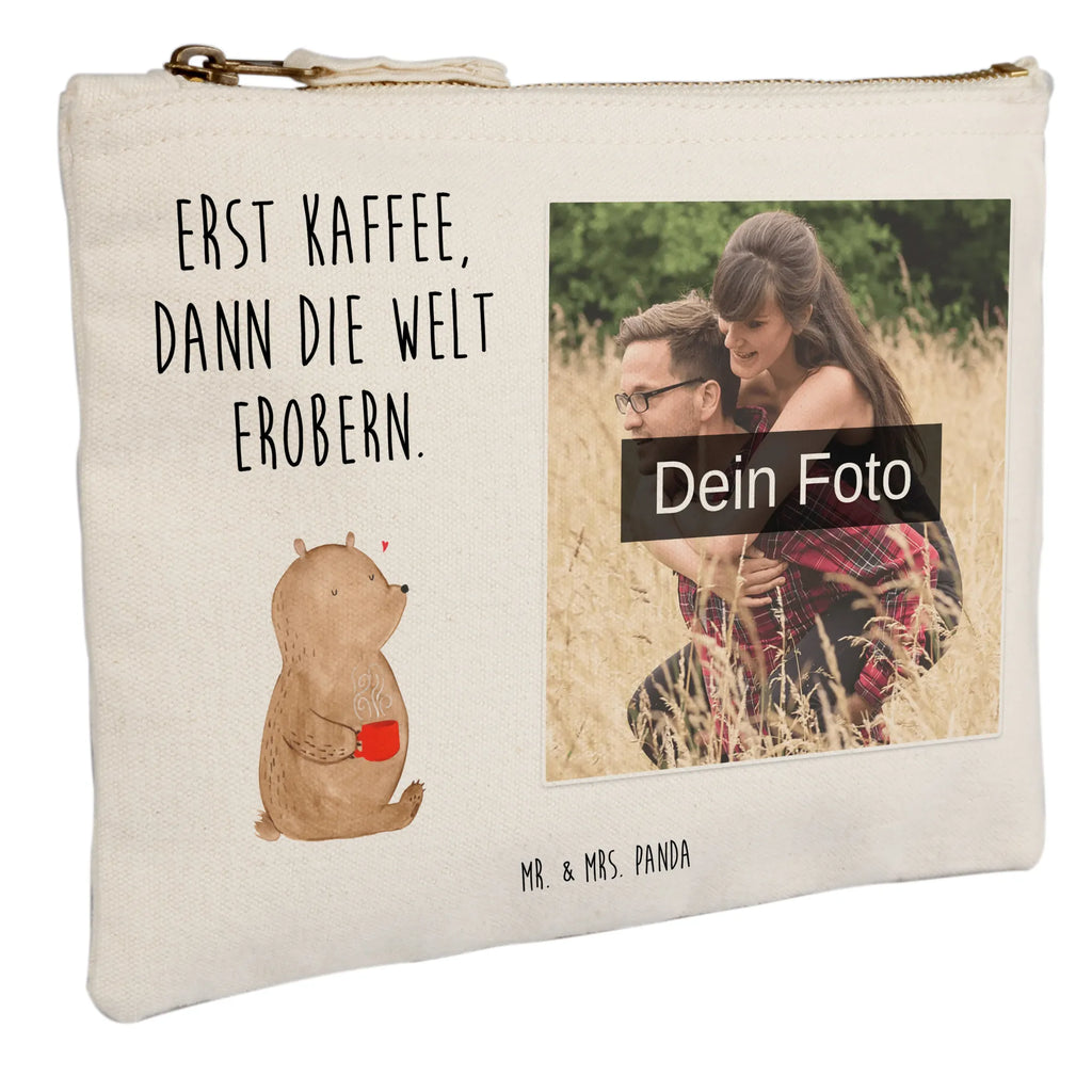 Personalisierte Foto Schminktasche Bär Kaffee Make-Up Tasche Mit Foto, Kosmetiktasche Damen Mit Bild, Reise-Kosmetiktasche Mit Eigenem Motiv, Aufbewahrung Für Schminke Mit Foto, Schminktasche Mit Eigenem Bild, Schminktasche Blumen Mit Foto, Schminkbeutel Mit Fotodruck, Schminktasche Klein Mit Foto, Schminktasche Für Mädchen Mit Foto, Schminktasche Mit Wunschfoto, Personalisierte Schminktasche Mit Foto, Schminktasche Für Teenager Mit Bild, Schminktasche Nachhaltig Mit Bild, Schminktasche Für Unterwegs Mit Foto, Schminktasche Tiermotiv Mit Eigenem Bild, Schminktasche Mit Muster Und Foto, Schminktasche Mit Reißverschluss Und Foto, Kosmetiktasche Für Handtasche Mit Foto, Kosmetiktasche Mit Foto, Schminktasche Stoff Mit Eigenem Foto, Stifteaufbewahrung Mit Bild, Kosmetiktasche Organizer Mit Foto, Kulturbeutel Damen Mit Foto, Schminktasche Leder Mit Fotodruck, Schminktasche Groß Mit Bild, Schminktasche Mit Fächern Und Bild, Kosmetiktasche Zum Mitnehmen Mit Bild, Schminktäschchen Mit Bild, Schminktasche Geschenk Mit Foto, Schminktasche Zum Aufhängen Mit Bild, Schminktasche Reise Mit Foto, Stiftetasche Mit Eigenem Foto, Schminktasche Mit Foto, Bär, Teddy, Teddybär, Bären, Coffee, Morgenroutine, Welt retten, guten Morgen, Welt erobern, Motivation, Kaffee