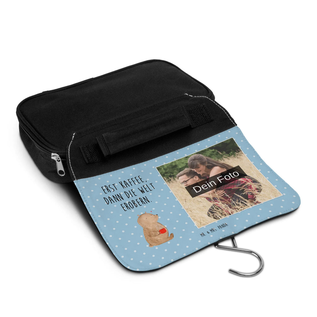 Personalisierter Foto Kulturbeutel Bär Kaffee Kulturbeutel Kinder Mit Wunschfoto, Kulturbeutel Mit Fächern Und Foto, Kulturbeutel Set Mit Wunschfoto, Necessaire Mit Bild, Kulturbeutel Für Reisen Mit Foto, Reisebeutel Mit Foto, Kulturbeutel Mit Reißverschluss Und Foto, Kulturbeutel Herren Mit Bild, Toilettentasche Mit Wunschbild, Kulturbeutel Mit Spiegel Und Wunschbild, Kosmetiktasche Mit Foto, Filz Kulturbeutel Mit Wunschbild, Wasserdichter Kulturbeutel Mit Bild, Kulturbeutel Damen Mit Foto, Personalisierter Kulturbeutel Mit Wunschfoto, Kulturbeutel Mit Foto, Kulturbeutel Stoff Mit Foto, Nachhaltiger Kulturbeutel Mit Wunschfoto, Kulturbeutel Mit Urlaubserinnerung, Kulturbeutel Selbst Gestalten Mit Foto, Leder Kulturbeutel Mit Foto, Kulturbeutel Mit Familienfoto, Kulturbeutel Mit Haken Und Bild, Fotogeschenk Kulturbeutel, Kulturbeutel Zum Aufhängen Mit Foto, Kompakter Kulturbeutel Mit Wunschfoto, Kulturtasche Mit Bild, Kulturbeutel Groß Mit Foto, Transparenter Kulturbeutel Mit Foto, Kulturbeutel Als Geschenk Mit Wunschfoto, Kulturbeutel Baumwolle Mit Wunschbild, Kulturbeutel Klein Mit Bild, Kulturbeutel Mit Haustierfoto, Kunststoff Kulturbeutel Mit Foto, Kulturbeutel Mit Kinderbild, Waschbeutel Mit Eigenem Foto, Bär, Teddy, Teddybär, guten Morgen, Kaffee, Bären, Motivation, Welt erobern, Morgenroutine, Welt retten, Coffee