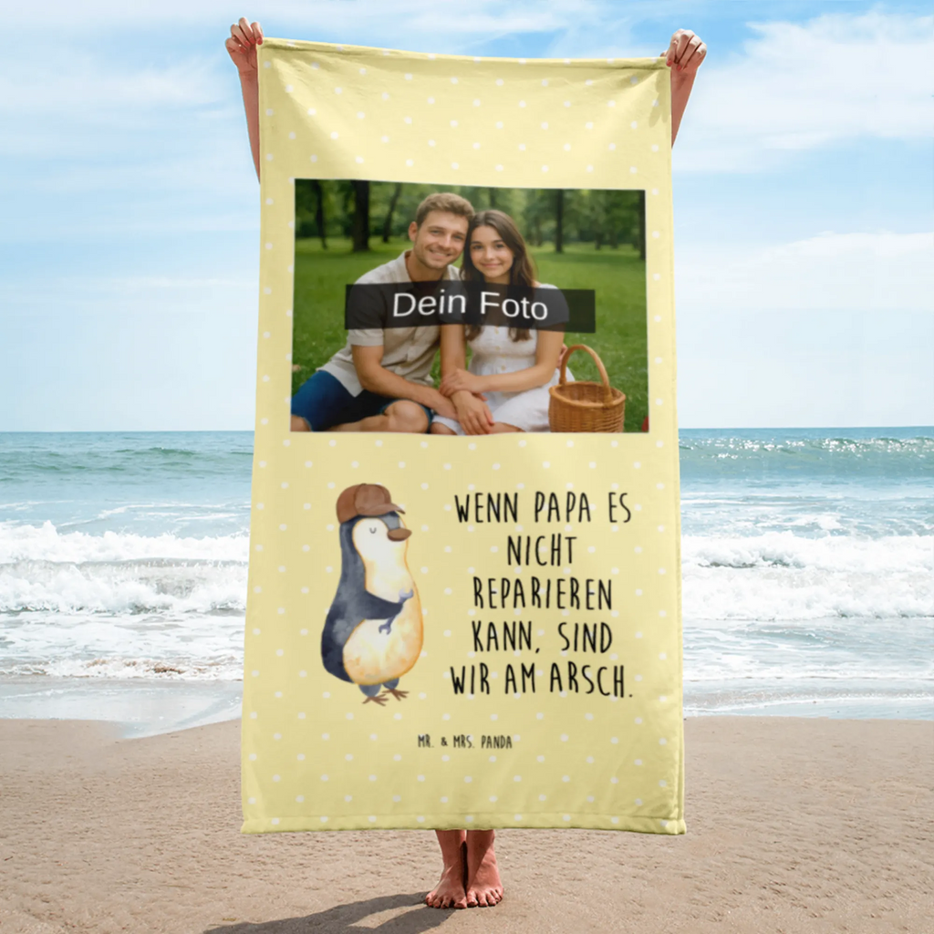 Foto XL Handtuch Wenn Papa es nicht reparieren kann, sind wir am Arsch Handtuch Übergröße Mit Fotodruck, Handtuch XL Für Frauen Mit Wunschbild, Design Handtuch XL Mit Wunschfoto, Handtuch XL Für Sauna Mit Wunschfoto, Handtuch XL Mit Kinderbild, Badehandtuch XL Mit Eigenem Foto, Handtuch XL Mit Familienfoto, Handtuch 100x180 Mit Foto, Hochwertiges Fotohandtuch XL, Personalisiertes XL Handtuch Mit Bild, Handtuch XL Für Strand Mit Foto, Handtuch XL Mit Haustierfoto, Handtuch XL Als Geschenk Mit Wunschfoto, Persönliches Handtuch XL Mit Foto, XL Handtuch Mit Foto, Wellnesshandtuch XL Mit Bild, Handtuch XL Für Männer Mit Foto, Sporthandtuch XL Mit Foto, Handtuch XL Mit Urlaubsfoto, Handtuch Extra Groß Mit Bild, Mikrofaser Handtuch XL Mit Wunschbild, Duschtuch XL Mit Wunschbild, Saunatuch XL Mit Foto, Großes Handtuch Mit Wunschfoto, Fotohandtuch XL Für Paare, Handtuch 80x200 Mit Wunschfoto, Handtuch XL Für Kinder Mit Bild, Bio Baumwollhandtuch Mit Fotodruck, Handtuch XL Als Hochzeitsgeschenk Mit Bild, Baumwollhandtuch XL Mit Foto, Familie, Vatertag, Muttertag, Bruder, Schwester, Mama, Papa, Oma, Opa, Bester Papa der Welt, Geschenk Papa, Vater