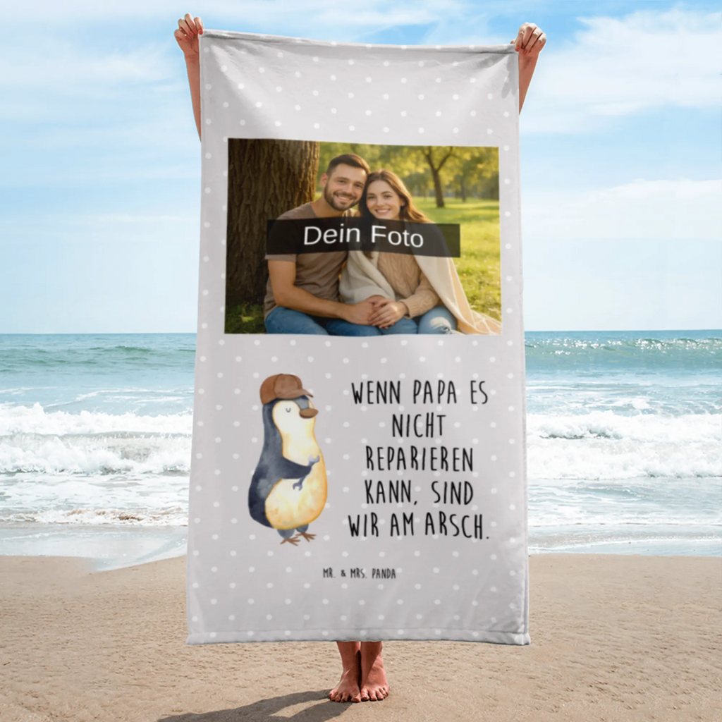 Foto XL Handtuch Wenn Papa es nicht reparieren kann, sind wir am Arsch Handtuch Übergröße Mit Fotodruck, Handtuch XL Für Frauen Mit Wunschbild, Design Handtuch XL Mit Wunschfoto, Handtuch XL Für Sauna Mit Wunschfoto, Handtuch XL Mit Kinderbild, Badehandtuch XL Mit Eigenem Foto, Handtuch XL Mit Familienfoto, Handtuch 100x180 Mit Foto, Hochwertiges Fotohandtuch XL, Personalisiertes XL Handtuch Mit Bild, Handtuch XL Für Strand Mit Foto, Handtuch XL Mit Haustierfoto, Handtuch XL Als Geschenk Mit Wunschfoto, Persönliches Handtuch XL Mit Foto, XL Handtuch Mit Foto, Wellnesshandtuch XL Mit Bild, Handtuch XL Für Männer Mit Foto, Sporthandtuch XL Mit Foto, Handtuch XL Mit Urlaubsfoto, Handtuch Extra Groß Mit Bild, Mikrofaser Handtuch XL Mit Wunschbild, Duschtuch XL Mit Wunschbild, Saunatuch XL Mit Foto, Großes Handtuch Mit Wunschfoto, Fotohandtuch XL Für Paare, Handtuch 80x200 Mit Wunschfoto, Handtuch XL Für Kinder Mit Bild, Bio Baumwollhandtuch Mit Fotodruck, Handtuch XL Als Hochzeitsgeschenk Mit Bild, Baumwollhandtuch XL Mit Foto, Familie, Vatertag, Muttertag, Bruder, Schwester, Mama, Papa, Oma, Opa, Bester Papa der Welt, Geschenk Papa, Vater