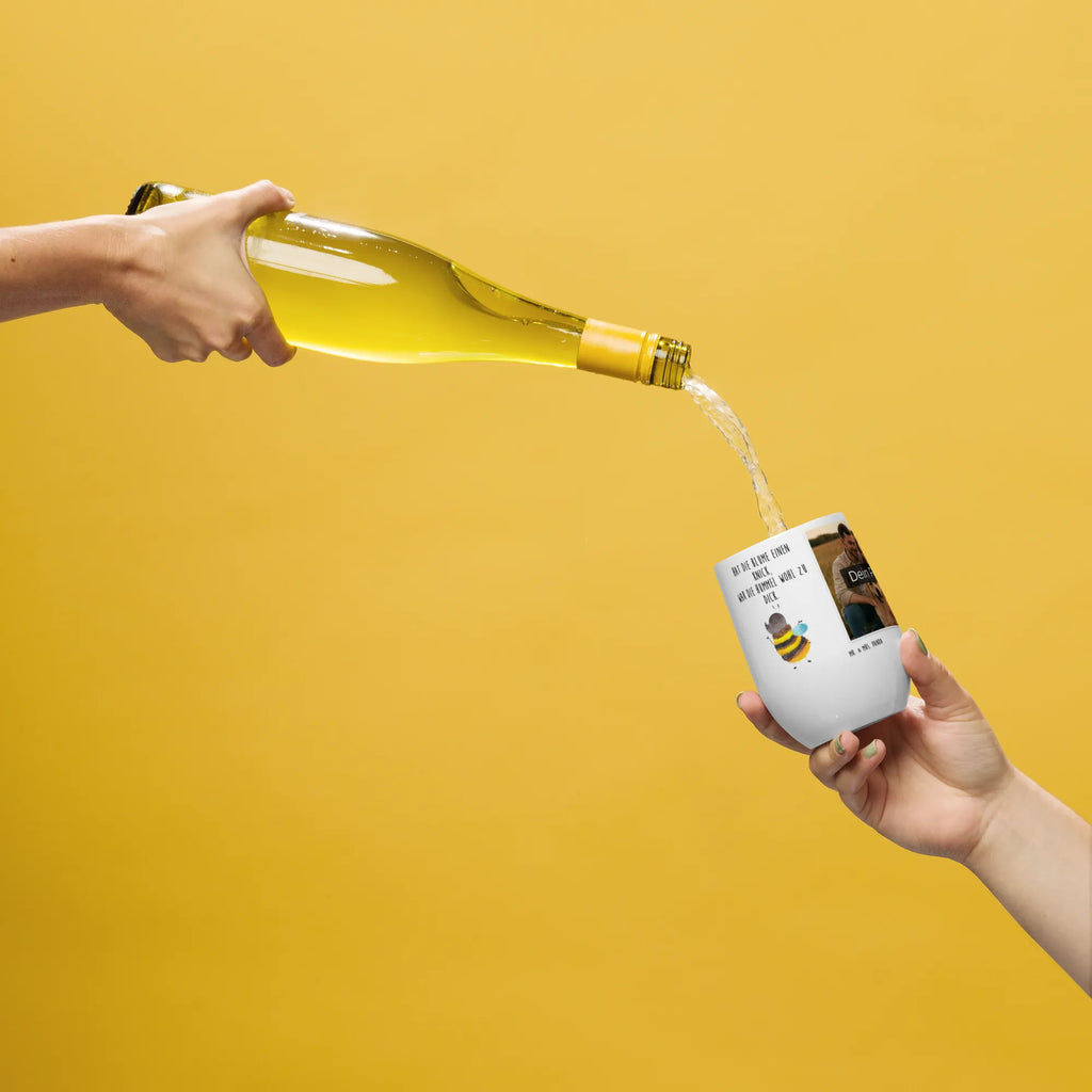 Personalisierter Foto Weinbecher Hummel flauschig Stapelbares Weinglas Mit Fotodruck, Umweltfreundliches Weinglas Mit Wunschfoto, Personalisierter Weinbecher Mit Bild, Weinglas Mit Fotodruck, Bambus-Weinbecher Mit Foto, Geschenk-Weinbecher Mit Foto, Kunststoff-Weinglas Mit Wunschfoto, Fotogeschenk Weinbecher, Öko Weinglas Mit Foto, Mundgeblasenes Weinglas Mit Foto, Trinkbecher Wein Mit Bild, Weinbecher Für Camping Mit Fotodruck, Universalglas Mit Fotomotiv, Weinbecher Mit Familienfoto, Weinglas Für Party Mit Bild, Foto-Weinglas Für Hochzeit, Modernes Weinglas Mit Eigenem Foto, Kelchglas Mit Eigenem Foto, Weinbecher Für Picknick Mit Wunschfoto, Weinbecher Mit Urlaubsbild, Weinbecher Mit Lieblingsfoto, Spülmaschinenfestes Weinglas Mit Bild, Becher Für Wein Mit Fotomotiv, Weinbecher Aus Edelstahl Mit Foto, Thermo-Weinbecher Mit Bild, Weinbecher Mit Haustierfoto, Acryl-Weinbecher Mit Fotodruck, Weinbecher Mit Collage, Kristallglas Mit Wunschfoto, Weinglas Für Zuhause Mit Fotomotiv, Weinkelch Aus Glas Mit Fotodruck, Reise-Weinbecher Mit Foto, Foto-Becher Für Weinliebhaber, Rustikaler Weinbecher Mit Foto, Klassisches Weinglas Mit Wunschbild, Weinbecher Mit Foto, Weinbecher Mit Wunschfoto, Tiermotive, Gute Laune, lustige Sprüche, Tiere, Blume, Biene, Flauschig, Natur, Hummel