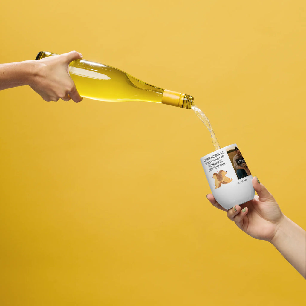 Personalisierter Foto Weinbecher Igel händchenhaltend Weinglas Für Party Mit Bild, Weinbecher Mit Familienfoto, Mundgeblasenes Weinglas Mit Foto, Weinbecher Für Picknick Mit Wunschfoto, Weinbecher Mit Foto, Weinbecher Mit Haustierfoto, Weinglas Für Zuhause Mit Fotomotiv, Trinkbecher Wein Mit Bild, Personalisierter Weinbecher Mit Bild, Universalglas Mit Fotomotiv, Öko Weinglas Mit Foto, Kristallglas Mit Wunschfoto, Weinkelch Aus Glas Mit Fotodruck, Klassisches Weinglas Mit Wunschbild, Kelchglas Mit Eigenem Foto, Weinbecher Aus Edelstahl Mit Foto, Foto-Becher Für Weinliebhaber, Weinbecher Mit Collage, Weinbecher Für Camping Mit Fotodruck, Kunststoff-Weinglas Mit Wunschfoto, Reise-Weinbecher Mit Foto, Weinbecher Mit Wunschfoto, Becher Für Wein Mit Fotomotiv, Thermo-Weinbecher Mit Bild, Acryl-Weinbecher Mit Fotodruck, Rustikaler Weinbecher Mit Foto, Umweltfreundliches Weinglas Mit Wunschfoto, Foto-Weinglas Für Hochzeit, Stapelbares Weinglas Mit Fotodruck, Fotogeschenk Weinbecher, Weinbecher Mit Lieblingsfoto, Weinglas Mit Fotodruck, Spülmaschinenfestes Weinglas Mit Bild, Geschenk-Weinbecher Mit Foto, Modernes Weinglas Mit Eigenem Foto, Weinbecher Mit Urlaubsbild, Bambus-Weinbecher Mit Foto, Liebe, Partner, Freund, Freundin, Ehemann, Ehefrau, Heiraten, Verlobung, Heiratsantrag, Liebesgeschenk, Jahrestag, Hocheitstag, Hand in Hand, Igel, Gemeinsamkeit, Lieblingsmensch, Liebesbeweis, Liebesbotschaft, Love, Igelliebe, Hochzeit, Geschenk für zwei, große Liebe