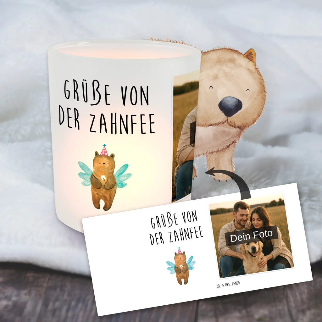 Personalisiertes Foto Windlicht Bär Zahnfee Windlicht Garten mit Foto, Windlicht Design, Windlicht Wohnzimmer, Windlicht Laterne, Windlichter mit Foto, Teelichthalter Outdoor mit Foto, Windlicht Kerzenhalter, Windlicht Draußen selber gestalten, Foto Teelichthalter, Windlicht Groß, Windlicht Nachhaltig, Windlicht Geschenk, Windlicht Terrasse, Windlicht Outdoor, Windlicht Dekoration mit Foto, Windlicht Boho, Windlicht Romantisch, Windlicht Klein, Teelichthalter mit Foto, Teelicht Glas mit Foto, Teelichthalter für draußen selber gestalten, Windlicht Modern, Windlicht Handgemacht, Windlicht Für Draußen, Teelichthalter mit Wunschfoto, Windlicht Balkon, Windlicht Skandinavisch, Windlicht Vintage mit Foto, Windlicht mit Foto, Windlicht Glas mit Wunschfoto, Bär, Teddy, Teddybär, Fee, Milchzahn, Erster Zahn, Zahnfee