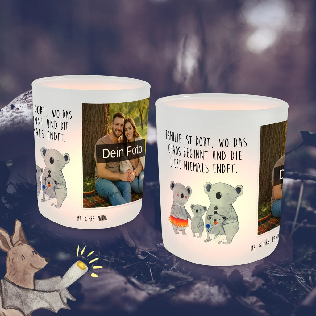 Personalisiertes Foto Windlicht Koala Familie Windlicht Romantisch, Windlicht Skandinavisch, Windlicht mit Foto, Windlicht Kerzenhalter, Teelichthalter Outdoor mit Foto, Windlicht Groß, Windlicht Vintage mit Foto, Windlichter mit Foto, Windlicht Balkon, Teelichthalter mit Wunschfoto, Windlicht Geschenk, Windlicht Design, Windlicht Draußen selber gestalten, Windlicht Terrasse, Windlicht Wohnzimmer, Windlicht Klein, Teelichthalter für draußen selber gestalten, Windlicht Outdoor, Windlicht Glas mit Wunschfoto, Windlicht Dekoration mit Foto, Teelichthalter mit Foto, Windlicht Nachhaltig, Windlicht Handgemacht, Windlicht Modern, Windlicht Laterne, Windlicht Boho, Windlicht Für Draußen, Teelicht Glas mit Foto, Foto Teelichthalter, Windlicht Garten mit Foto, Familie, Vatertag, Muttertag, Bruder, Schwester, Mama, Papa, Oma, Opa, Geschwister, Koala, Family, Kinder, Familienleben, Koalas
