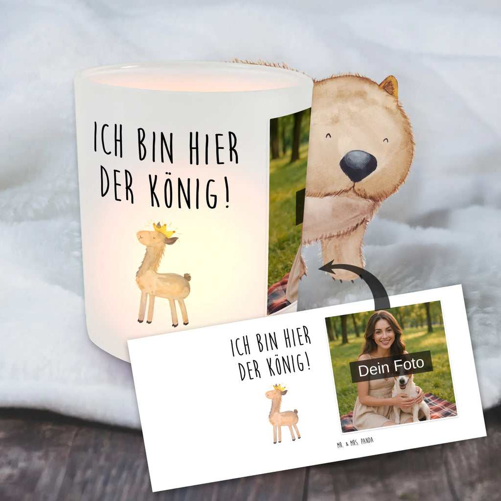 Personalisiertes Foto Windlicht Lama König Teelicht Glas mit Foto, Windlicht Laterne, Windlicht Modern, Windlicht Garten mit Foto, Windlicht Terrasse, Windlicht Balkon, Windlicht Draußen selber gestalten, Windlicht Glas mit Wunschfoto, Windlicht Dekoration mit Foto, Teelichthalter mit Wunschfoto, Windlicht Klein, Windlicht Groß, Windlicht mit Foto, Windlicht Boho, Windlicht Wohnzimmer, Windlicht Romantisch, Windlichter mit Foto, Foto Teelichthalter, Teelichthalter mit Foto, Windlicht Skandinavisch, Windlicht Handgemacht, Windlicht Für Draußen, Windlicht Nachhaltig, Windlicht Outdoor, Teelichthalter Outdoor mit Foto, Windlicht Design, Windlicht Geschenk, Windlicht Vintage mit Foto, Teelichthalter für draußen selber gestalten, Windlicht Kerzenhalter, Lama, Alpaka, Vorgesetzter, Mama, Abitur, Kollegin, Freundin, Chef, Papa, König, Büro Kollege, Lamas, Abi, Königin
