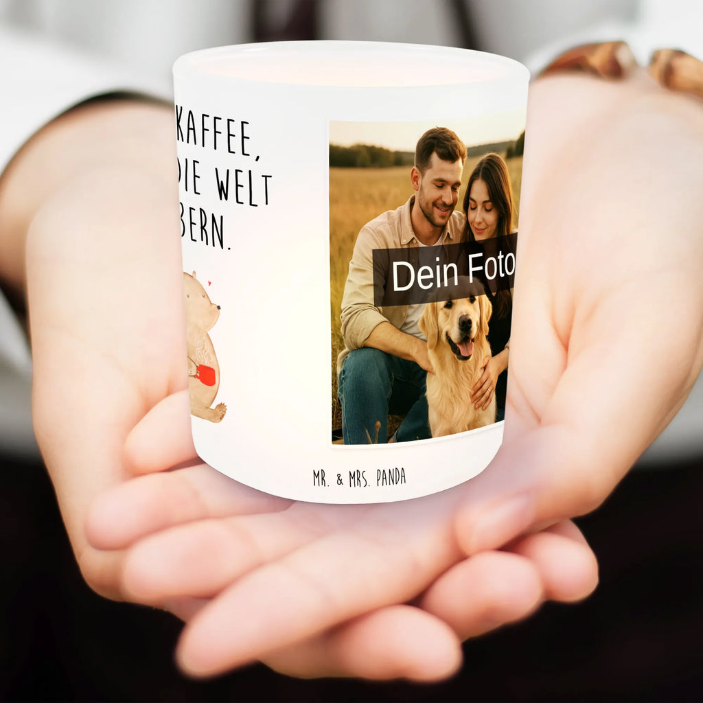 Personalisiertes Foto Windlicht Bär Kaffee Windlicht Kerzenhalter, Windlichter mit Foto, Windlicht Balkon, Windlicht Boho, Windlicht Handgemacht, Windlicht Wohnzimmer, Windlicht Klein, Windlicht Vintage mit Foto, Windlicht Draußen selber gestalten, Windlicht Outdoor, Windlicht Modern, Windlicht Skandinavisch, Windlicht Geschenk, Windlicht Romantisch, Teelichthalter für draußen selber gestalten, Windlicht Laterne, Teelicht Glas mit Foto, Teelichthalter mit Foto, Teelichthalter Outdoor mit Foto, Windlicht Nachhaltig, Windlicht Design, Windlicht Groß, Windlicht Dekoration mit Foto, Windlicht Glas mit Wunschfoto, Windlicht Terrasse, Windlicht Für Draußen, Windlicht Garten mit Foto, Windlicht mit Foto, Foto Teelichthalter, Teelichthalter mit Wunschfoto, Bär, Teddy, Teddybär, Morgenroutine, guten Morgen, Welt erobern, Bären, Coffee, Kaffee, Welt retten, Motivation