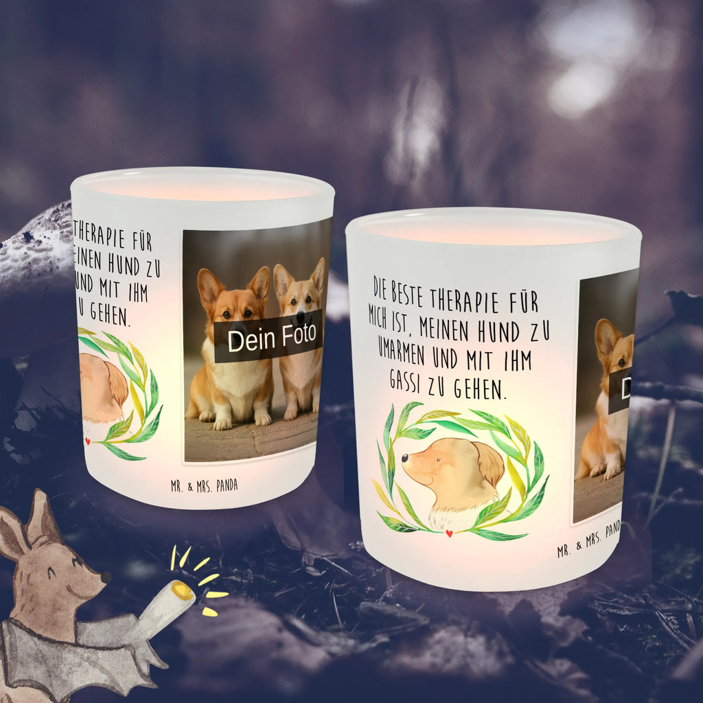 Personalisiertes Foto Windlicht Hund Blumen Windlicht mit Foto, Windlichter mit Foto, Windlicht Glas mit Wunschfoto, Windlicht Vintage mit Foto, Windlicht Draußen selber gestalten, Windlicht Garten mit Foto, Windlicht Dekoration mit Foto, Windlicht Modern, Windlicht Design, Windlicht Kerzenhalter, Windlicht Groß, Windlicht Klein, Windlicht Für Draußen, Windlicht Laterne, Windlicht Romantisch, Windlicht Skandinavisch, Windlicht Boho, Windlicht Handgemacht, Windlicht Nachhaltig, Windlicht Geschenk, Windlicht Wohnzimmer, Windlicht Balkon, Windlicht Terrasse, Windlicht Outdoor, Teelichthalter mit Foto, Teelicht Glas mit Foto, Teelichthalter Outdoor mit Foto, Teelichthalter für draußen selber gestalten, Teelichthalter mit Wunschfoto, Foto Teelichthalter, Hund, Hundemotiv, Haustier, Hunderasse, Tierliebhaber, Hundebesitzer, Sprüche, Ranke, Therapie, Selbsttherapie, Hundeliebe, Hundeglück, Hunde