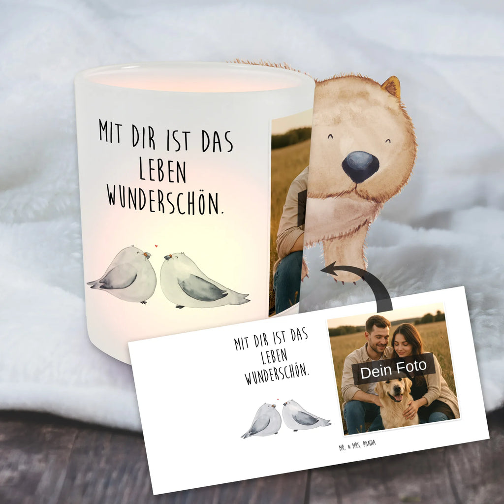 Personalisiertes Foto Windlicht Turteltauben Liebe Windlicht mit Foto, Windlichter mit Foto, Windlicht Glas mit Wunschfoto, Windlicht Vintage mit Foto, Windlicht Draußen selber gestalten, Windlicht Garten mit Foto, Windlicht Dekoration mit Foto, Windlicht Modern, Windlicht Design, Windlicht Kerzenhalter, Windlicht Groß, Windlicht Klein, Windlicht Für Draußen, Windlicht Laterne, Windlicht Romantisch, Windlicht Skandinavisch, Windlicht Boho, Windlicht Handgemacht, Windlicht Nachhaltig, Windlicht Geschenk, Windlicht Wohnzimmer, Windlicht Balkon, Windlicht Terrasse, Windlicht Outdoor, Teelichthalter mit Foto, Teelicht Glas mit Foto, Teelichthalter Outdoor mit Foto, Teelichthalter für draußen selber gestalten, Teelichthalter mit Wunschfoto, Foto Teelichthalter, Liebe, Partner, Freund, Freundin, Ehemann, Ehefrau, Heiraten, Verlobung, Heiratsantrag, Liebesgeschenk, Jahrestag, Hocheitstag, Turteltauben, Turteltäubchen, Tauben, Verliebt, Verlobt, Verheiratet, Geschenk Freundin, Geschenk Freund, Liebesbeweis, Hochzeitstag, Geschenk Hochzeit