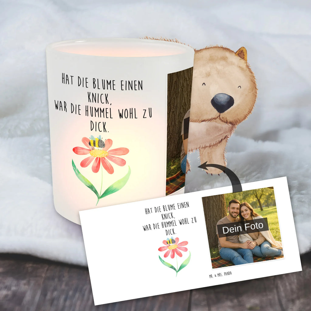 Personalisiertes Foto Windlicht Hummel Blume Windlicht mit Foto, Windlichter mit Foto, Windlicht Glas mit Wunschfoto, Windlicht Vintage mit Foto, Windlicht Draußen selber gestalten, Windlicht Garten mit Foto, Windlicht Dekoration mit Foto, Windlicht Modern, Windlicht Design, Windlicht Kerzenhalter, Windlicht Groß, Windlicht Klein, Windlicht Für Draußen, Windlicht Laterne, Windlicht Romantisch, Windlicht Skandinavisch, Windlicht Boho, Windlicht Handgemacht, Windlicht Nachhaltig, Windlicht Geschenk, Windlicht Wohnzimmer, Windlicht Balkon, Windlicht Terrasse, Windlicht Outdoor, Teelichthalter mit Foto, Teelicht Glas mit Foto, Teelichthalter Outdoor mit Foto, Teelichthalter für draußen selber gestalten, Teelichthalter mit Wunschfoto, Foto Teelichthalter, Tiermotive, Gute Laune, lustige Sprüche, Tiere, Hummel, Blume, Wespe, Flauschig, Natur, Feld, Hummeln, Biene