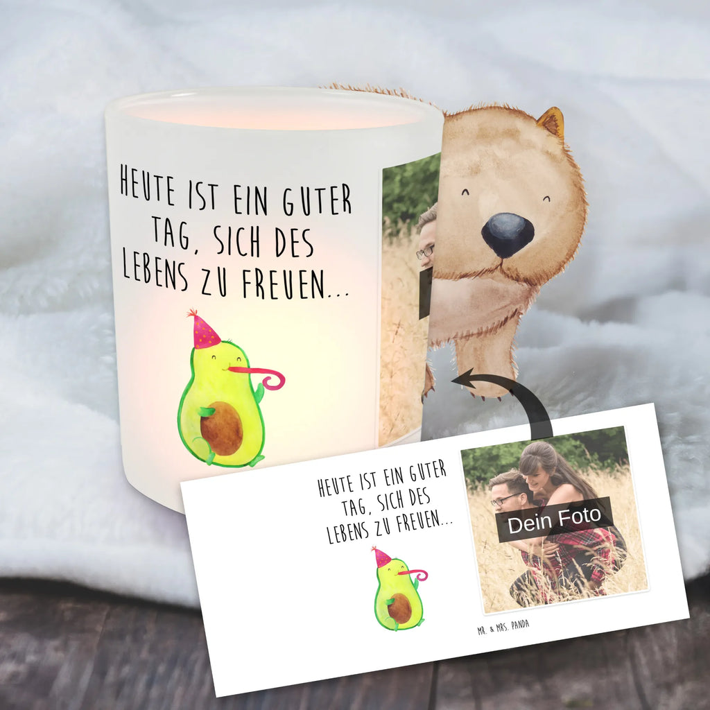 Personalisiertes Foto Windlicht Avocado Feier Windlicht Nachhaltig, Windlicht Balkon, Windlicht Romantisch, Teelichthalter für draußen selber gestalten, Windlicht mit Foto, Teelichthalter mit Foto, Windlicht Für Draußen, Windlichter mit Foto, Teelicht Glas mit Foto, Windlicht Laterne, Teelichthalter Outdoor mit Foto, Windlicht Kerzenhalter, Foto Teelichthalter, Windlicht Klein, Windlicht Terrasse, Teelichthalter mit Wunschfoto, Windlicht Draußen selber gestalten, Windlicht Geschenk, Windlicht Glas mit Wunschfoto, Windlicht Groß, Windlicht Outdoor, Windlicht Wohnzimmer, Windlicht Modern, Windlicht Skandinavisch, Windlicht Design, Windlicht Vintage mit Foto, Windlicht Garten mit Foto, Windlicht Boho, Windlicht Dekoration mit Foto, Windlicht Handgemacht, Avocado, Veggie, Vegan, Gesund, Feierlichkeit, Gute Laune, Feier, Tröte, Fete, Party, Geburtstag