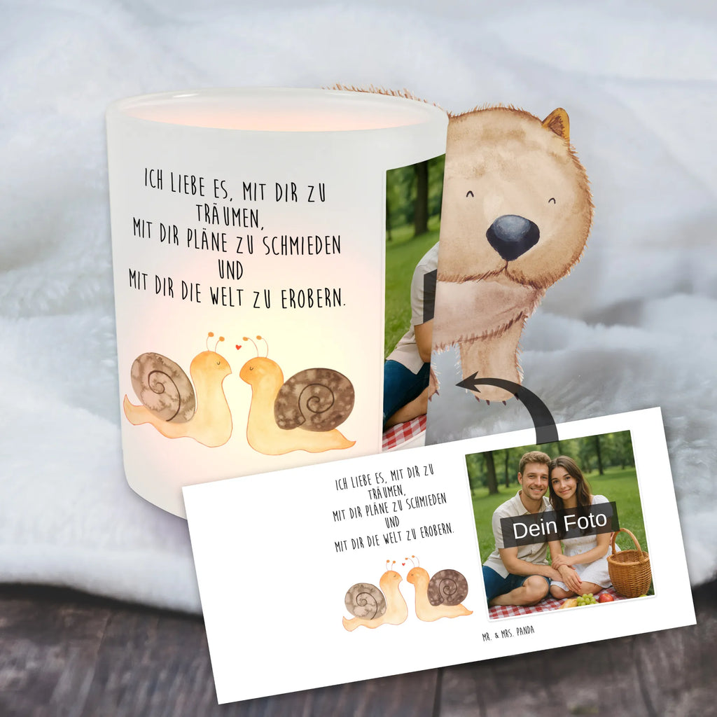 Personalisiertes Foto Windlicht Schnecken Liebe Windlichter mit Foto, Windlicht Nachhaltig, Foto Teelichthalter, Teelichthalter mit Wunschfoto, Teelicht Glas mit Foto, Windlicht Wohnzimmer, Windlicht Balkon, Windlicht Boho, Windlicht Laterne, Windlicht Vintage mit Foto, Windlicht Modern, Windlicht Groß, Windlicht Skandinavisch, Windlicht Outdoor, Windlicht Garten mit Foto, Windlicht Design, Teelichthalter Outdoor mit Foto, Windlicht Klein, Windlicht Kerzenhalter, Windlicht Romantisch, Windlicht Handgemacht, Windlicht Dekoration mit Foto, Teelichthalter für draußen selber gestalten, Windlicht mit Foto, Teelichthalter mit Foto, Windlicht Für Draußen, Windlicht Terrasse, Windlicht Geschenk, Windlicht Glas mit Wunschfoto, Windlicht Draußen selber gestalten, Liebe, Partner, Freund, Freundin, Ehemann, Ehefrau, Heiraten, Verlobung, Heiratsantrag, Liebesgeschenk, Jahrestag, Hocheitstag