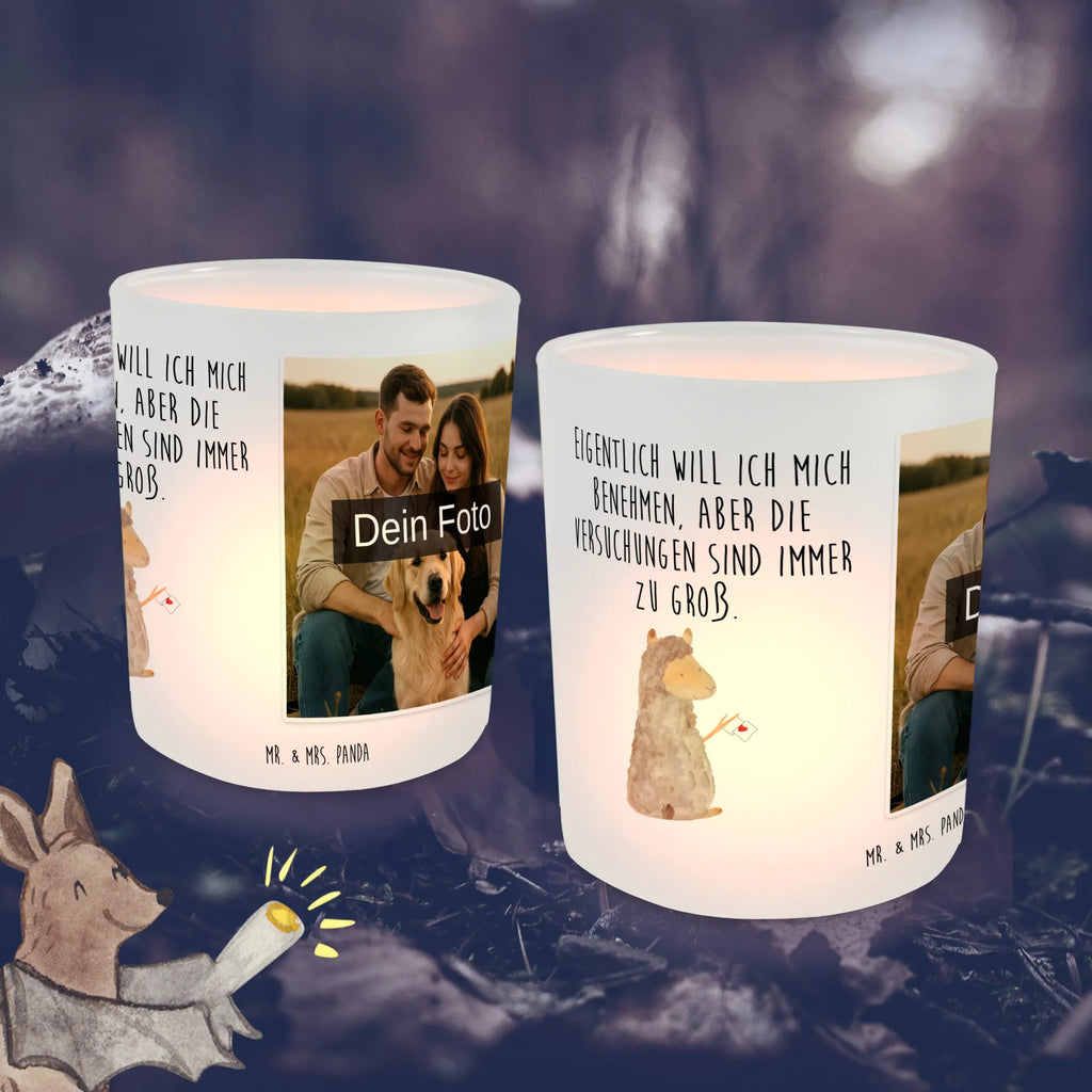 Personalisiertes Foto Windlicht Alpaka Fahne Windlicht Modern, Windlicht Kerzenhalter, Windlicht Balkon, Foto Teelichthalter, Windlicht mit Foto, Windlicht Vintage mit Foto, Windlicht Geschenk, Windlicht Boho, Windlicht Groß, Windlicht Outdoor, Teelichthalter Outdoor mit Foto, Teelicht Glas mit Foto, Windlicht Laterne, Teelichthalter mit Foto, Windlicht Nachhaltig, Windlicht Handgemacht, Windlicht Klein, Windlicht Dekoration mit Foto, Windlicht Romantisch, Windlicht Garten mit Foto, Teelichthalter mit Wunschfoto, Windlicht Terrasse, Windlicht Design, Teelichthalter für draußen selber gestalten, Windlicht Wohnzimmer, Windlicht Draußen selber gestalten, Windlicht Für Draußen, Windlicht Skandinavisch, Windlicht Glas mit Wunschfoto, Windlichter mit Foto, Alpaka, Lama, Lamas, Alpakas, Liebe