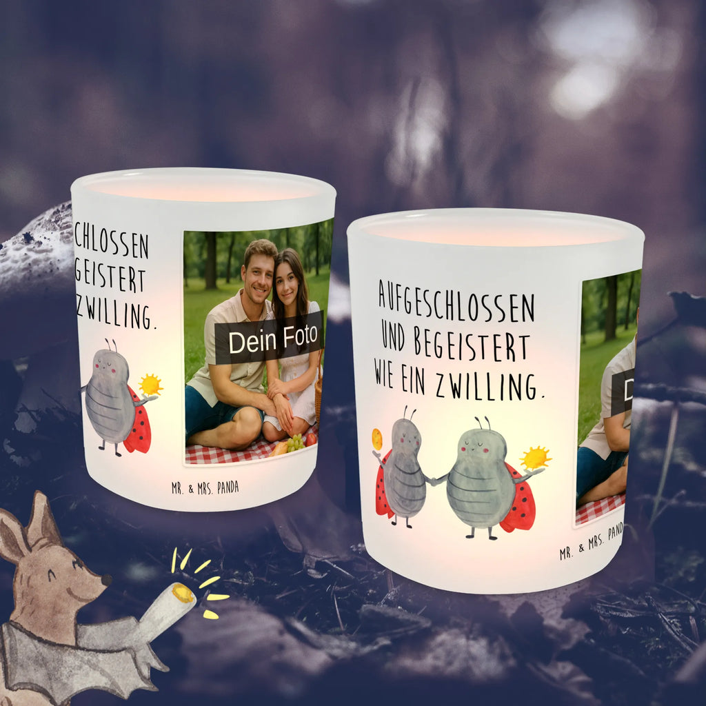 Personalisiertes Foto Windlicht Sternzeichen Zwilling Windlicht mit Foto, Windlichter mit Foto, Windlicht Glas mit Wunschfoto, Windlicht Vintage mit Foto, Windlicht Draußen selber gestalten, Windlicht Garten mit Foto, Windlicht Dekoration mit Foto, Windlicht Modern, Windlicht Design, Windlicht Kerzenhalter, Windlicht Groß, Windlicht Klein, Windlicht Für Draußen, Windlicht Laterne, Windlicht Romantisch, Windlicht Skandinavisch, Windlicht Boho, Windlicht Handgemacht, Windlicht Nachhaltig, Windlicht Geschenk, Windlicht Wohnzimmer, Windlicht Balkon, Windlicht Terrasse, Windlicht Outdoor, Teelichthalter mit Foto, Teelicht Glas mit Foto, Teelichthalter Outdoor mit Foto, Teelichthalter für draußen selber gestalten, Teelichthalter mit Wunschfoto, Foto Teelichthalter, Tierkreiszeichen, Sternzeichen, Horoskop, Astrologie, Aszendent, Zwillinge, Zwilling Geschenk, Zwilling Sternzeichen, Geburtstag Mai, Geschenk Mai, Geschenk Juni, Marienkäfer, Glückskäfer, Zwillingsbruder, Zwillingsschwester