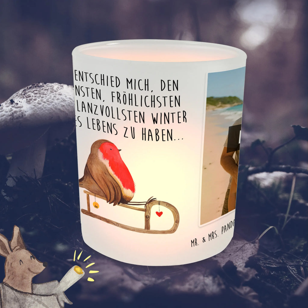 Personalisiertes Foto Windlicht Rotkehlchen Schlitten Teelicht Glas mit Foto, Windlicht Outdoor, Windlicht Skandinavisch, Windlicht Nachhaltig, Windlicht mit Foto, Windlicht Terrasse, Windlicht Draußen selber gestalten, Foto Teelichthalter, Windlicht Dekoration mit Foto, Windlicht Wohnzimmer, Windlicht Modern, Windlicht Design, Windlicht Romantisch, Teelichthalter mit Foto, Windlicht Geschenk, Windlicht Vintage mit Foto, Windlicht Boho, Windlicht Handgemacht, Windlicht Laterne, Windlicht Klein, Teelichthalter mit Wunschfoto, Windlicht Glas mit Wunschfoto, Teelichthalter für draußen selber gestalten, Windlicht Balkon, Windlichter mit Foto, Teelichthalter Outdoor mit Foto, Windlicht Für Draußen, Windlicht Kerzenhalter, Windlicht Garten mit Foto, Windlicht Groß, Winter, Weihnachten, Weihnachtsdeko, Nikolaus, Advent, Heiligabend, Wintermotiv, Vogel, Schlitten