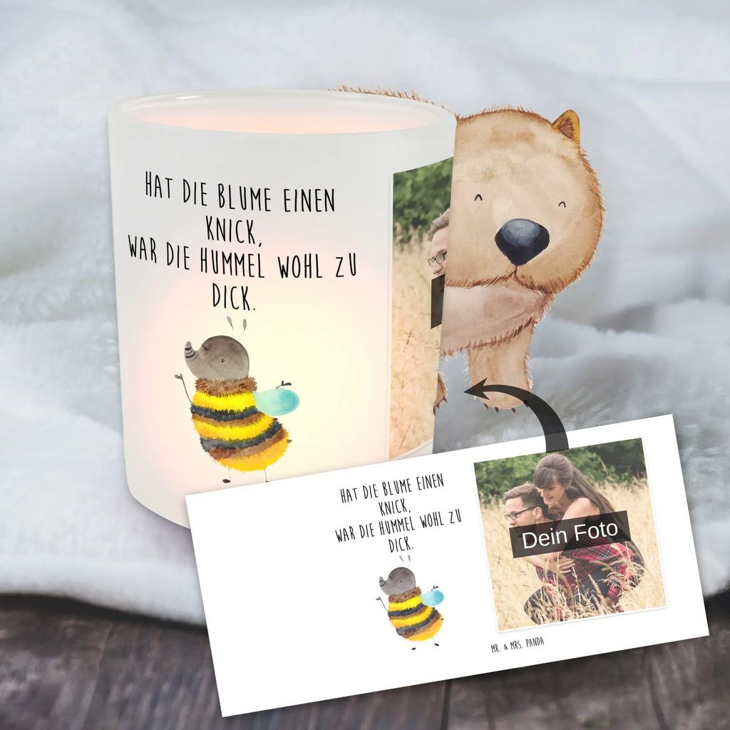 Personalisiertes Foto Windlicht Hummel flauschig Windlicht Laterne, Windlicht Terrasse, Windlicht Balkon, Teelichthalter mit Wunschfoto, Windlicht Draußen selber gestalten, Windlicht Glas mit Wunschfoto, Teelicht Glas mit Foto, Windlicht Für Draußen, Windlicht Boho, Windlicht Vintage mit Foto, Windlicht Klein, Windlicht Wohnzimmer, Windlicht Outdoor, Windlicht Design, Windlicht Nachhaltig, Windlicht Dekoration mit Foto, Windlicht Handgemacht, Windlichter mit Foto, Teelichthalter mit Foto, Windlicht mit Foto, Windlicht Groß, Teelichthalter Outdoor mit Foto, Windlicht Kerzenhalter, Foto Teelichthalter, Windlicht Modern, Windlicht Garten mit Foto, Windlicht Geschenk, Windlicht Skandinavisch, Teelichthalter für draußen selber gestalten, Windlicht Romantisch, Tiermotive, Gute Laune, lustige Sprüche, Tiere, Hummel, Natur, Flauschig, Blume, Biene